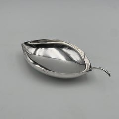 Vintage allure: Lino Sabattini's Christofle Leaf Dish. 1970s Gallia Collection