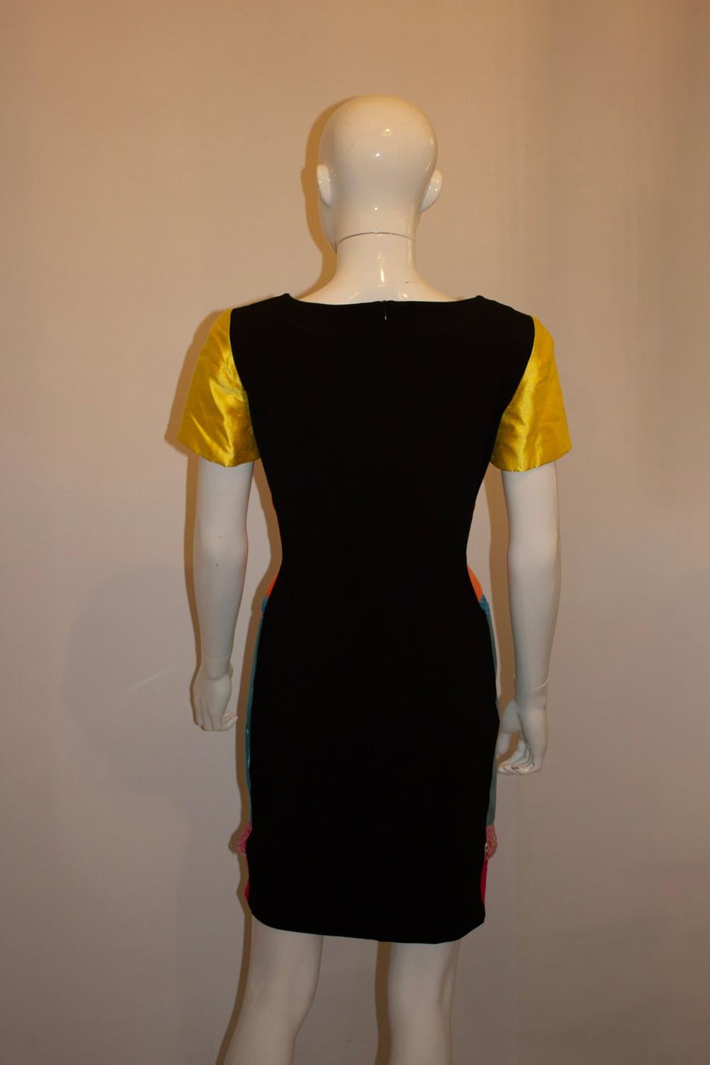 A  Colorido y divertido vestido de cóctel vintage de Alma Couture. La parte delantera del vestido está formada por bandas de distintos colores con detalles de abalorios. El reverso es negro liso, en contraste, con una abertura central con