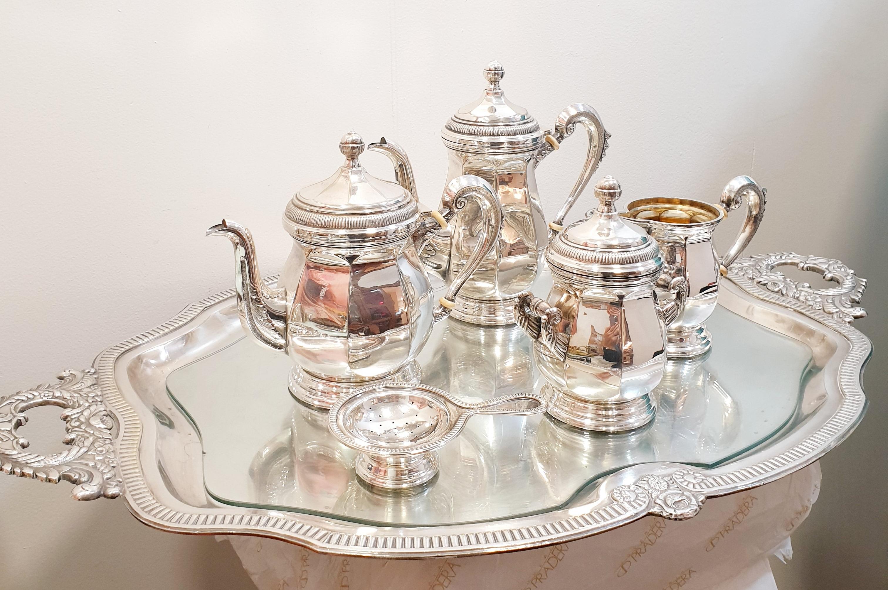 Vintage Alpaca Silver Plate Coffe Table set from  Alp Plat Elephant (Navarra) Spain
Elegant and well maintaned vintage alpaca coffe & tea serving set with crystal underneath for better wear and use 
Set of five silver plated service, consisting of