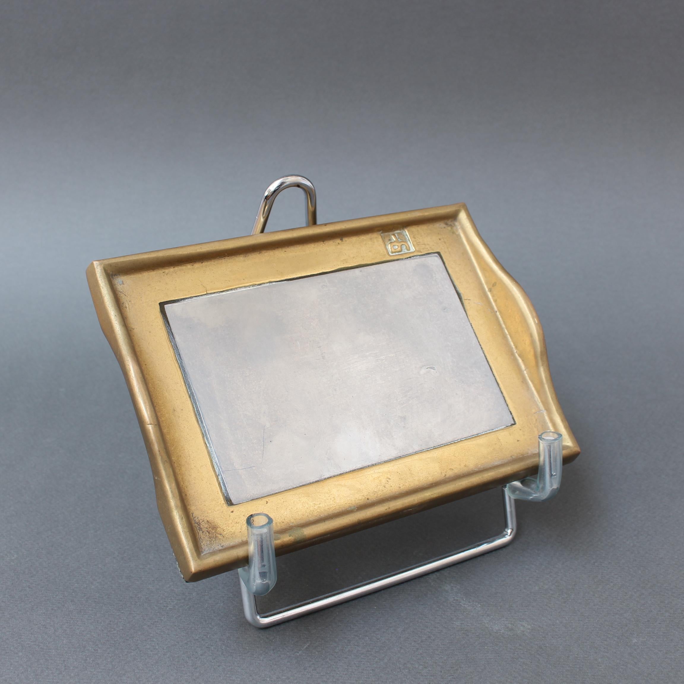 Un vide-poche en aluminium et en laiton (vers les années 1980) de David Marshall est lourd pour sa taille et merveilleusement tactile avec la marque du fabricant imprimée sur la surface en laiton. De petites poignées se trouvent aux extrémités du