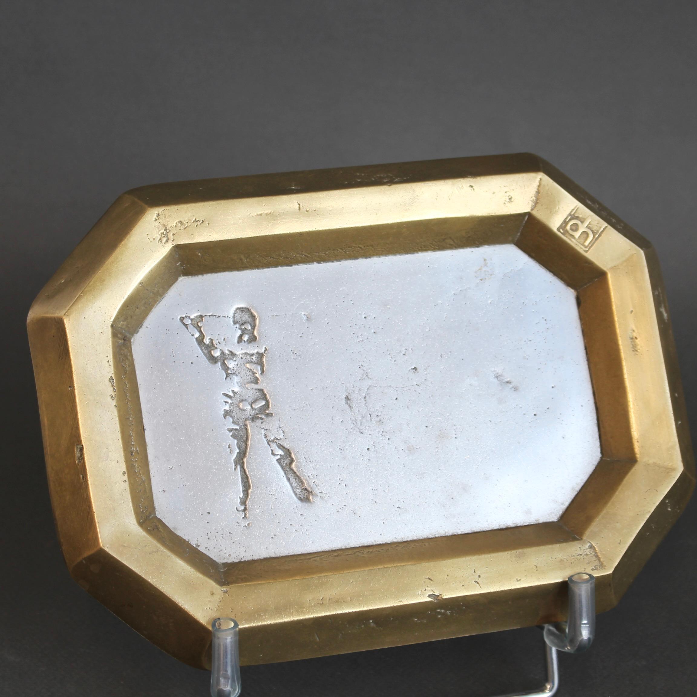 Vide-Poche vintage en aluminium et laiton avec motif de golfeur de David Marshall en vente 5