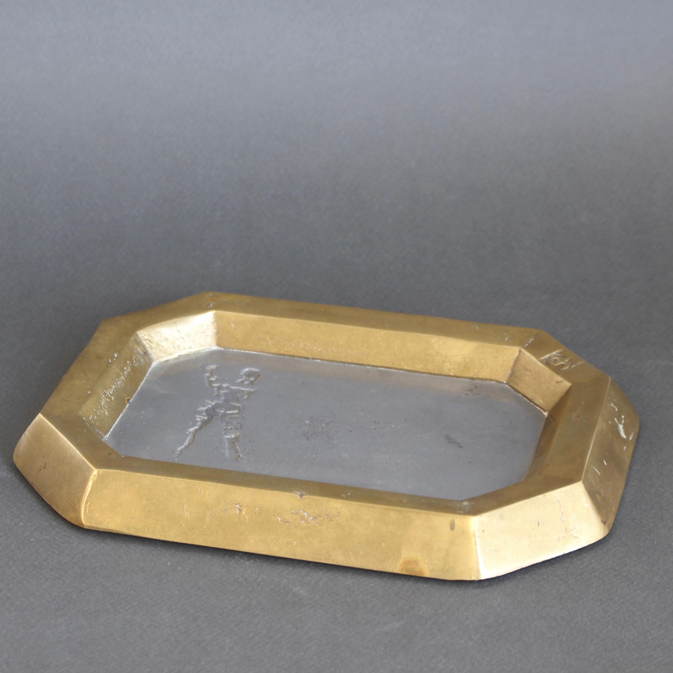 Vide-Poche vintage en aluminium et laiton avec motif de golfeur de David Marshall en vente 6
