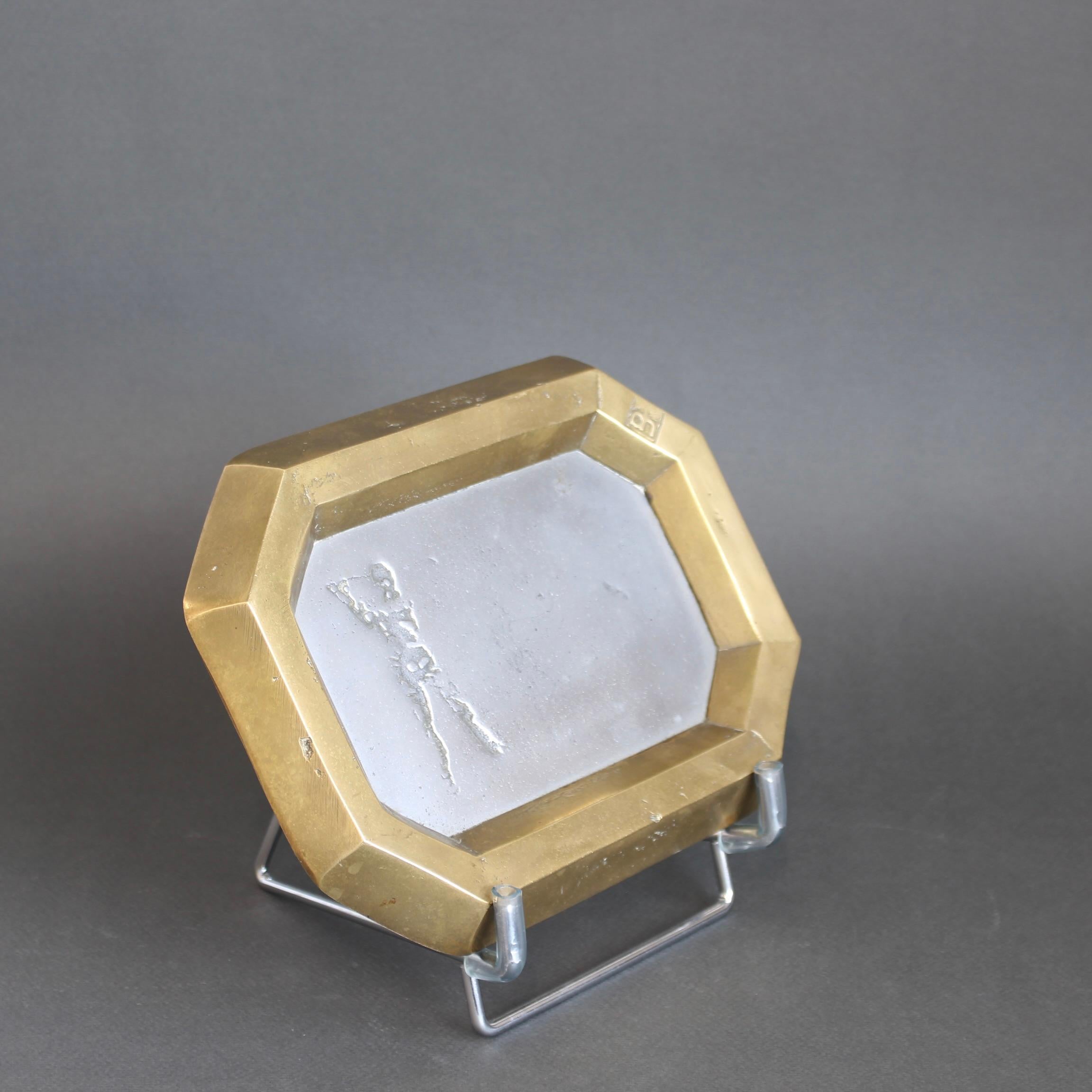 Espagnol Vide-Poche vintage en aluminium et laiton avec motif de golfeur de David Marshall en vente
