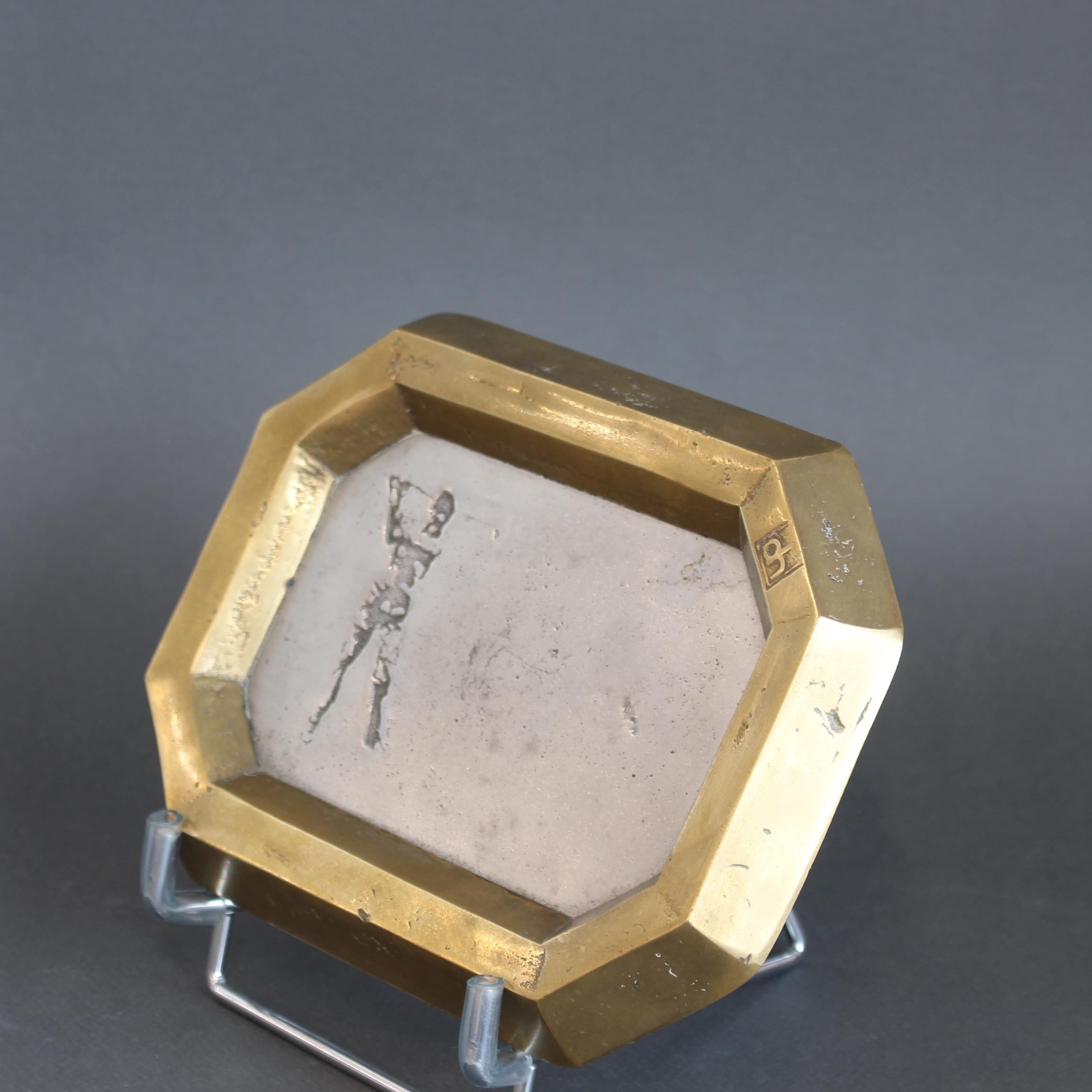 Vide-Poche vintage en aluminium et laiton avec motif de golfeur de David Marshall en vente 3