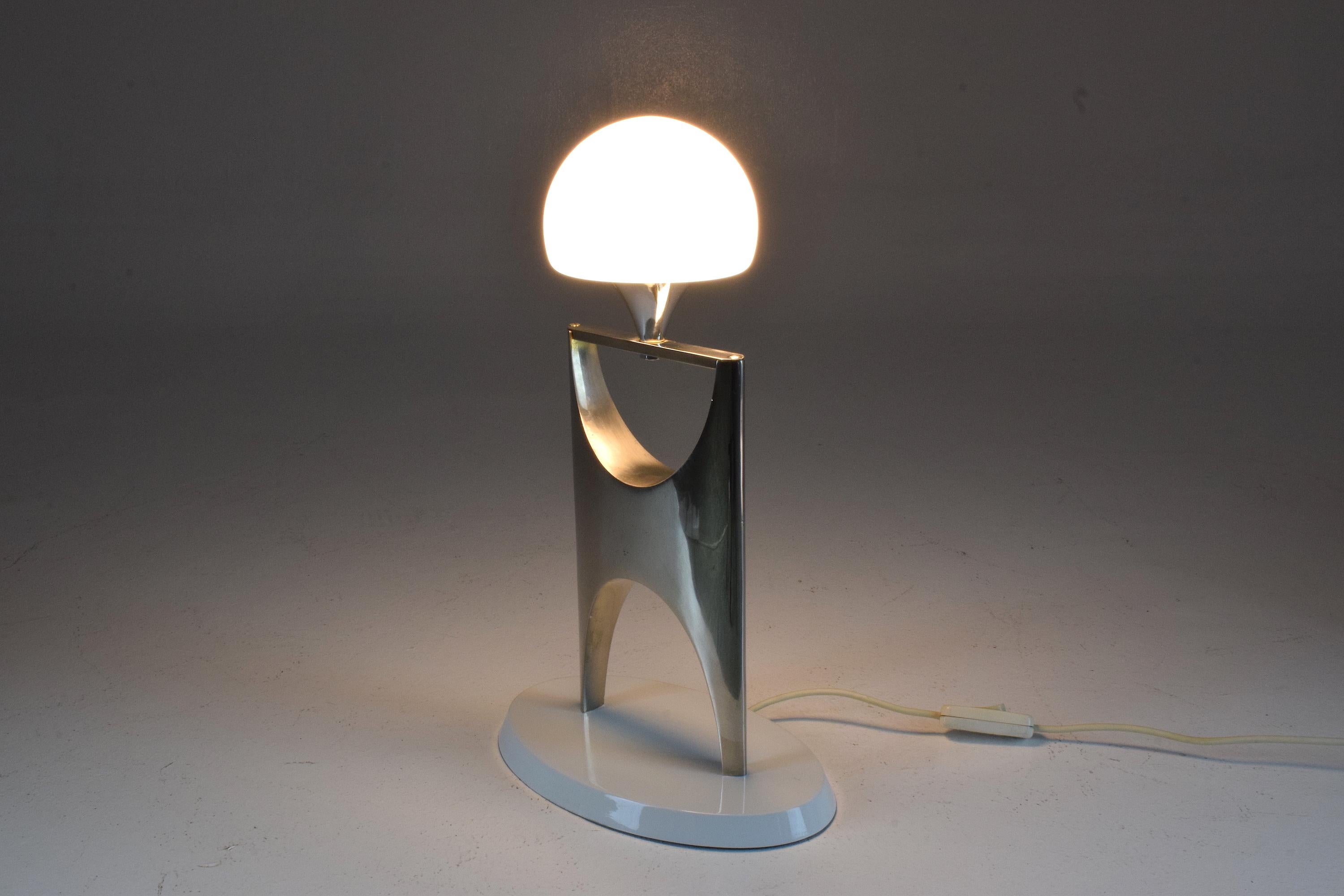 Lámpara de mesa escultórica de aluminio del siglo XX, 1950-1960 en venta 2