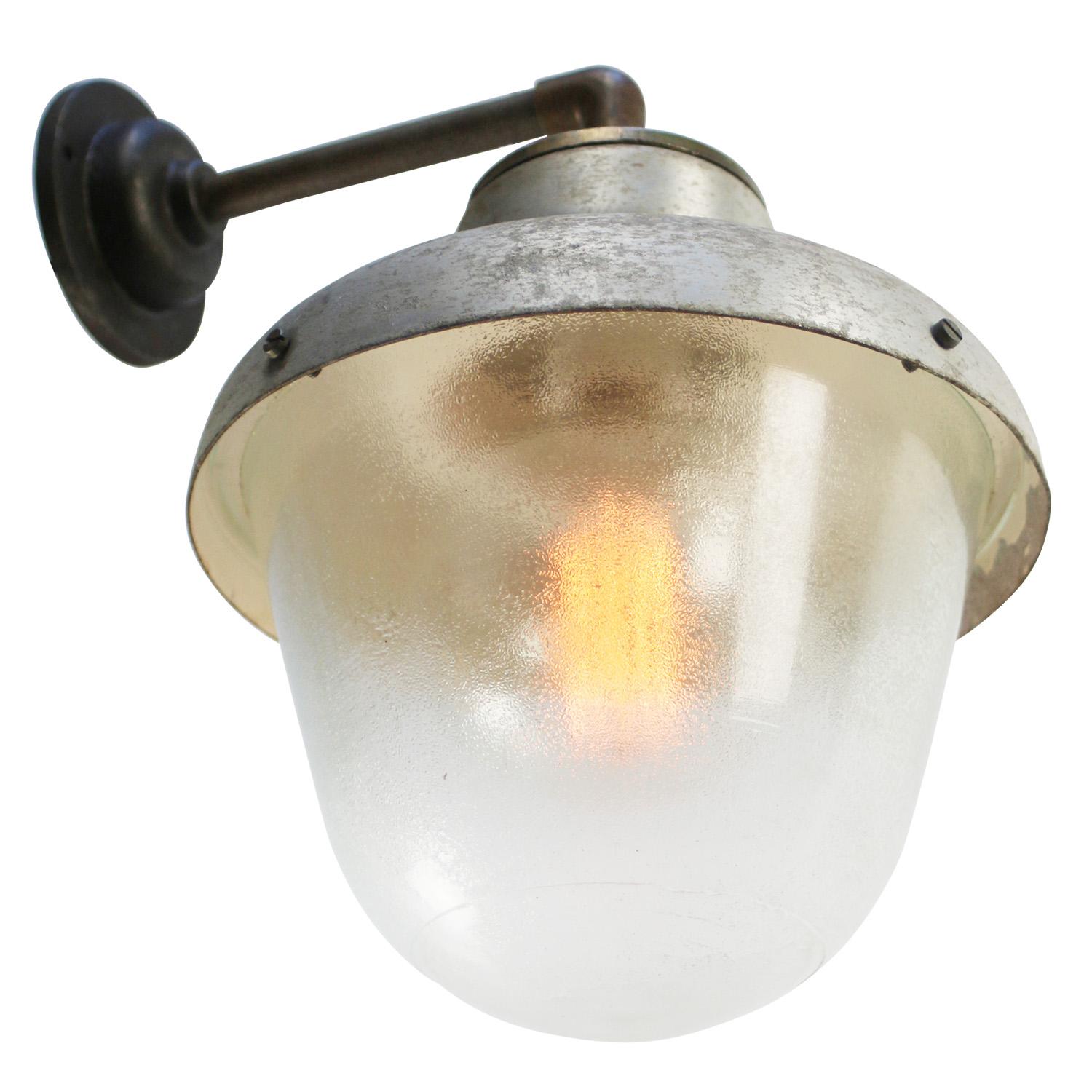 Industriel Appliques vintage en aluminium, laiton et verre dépoli Lights en vente