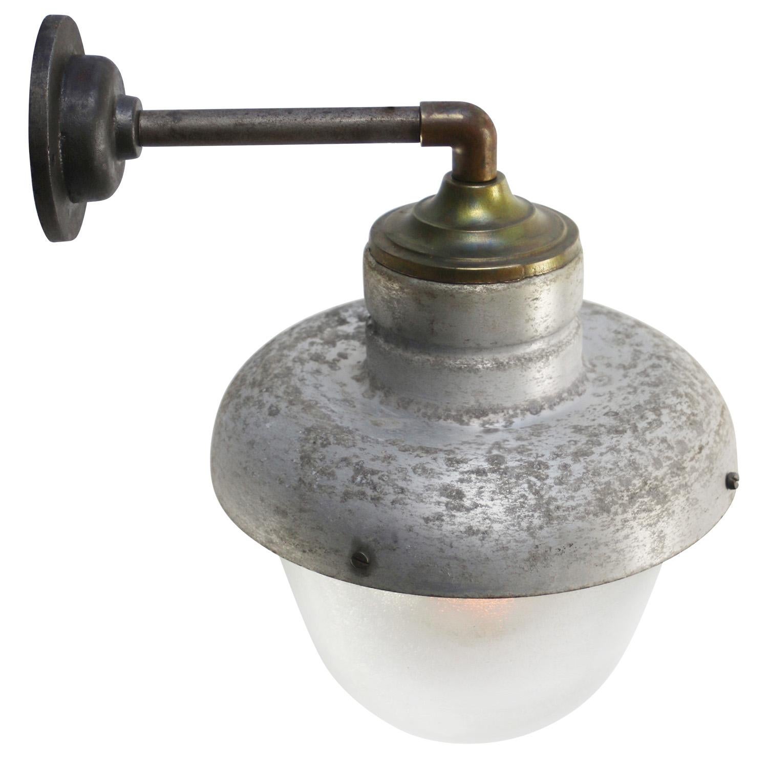 Français Appliques vintage en aluminium, laiton et verre dépoli Lights en vente