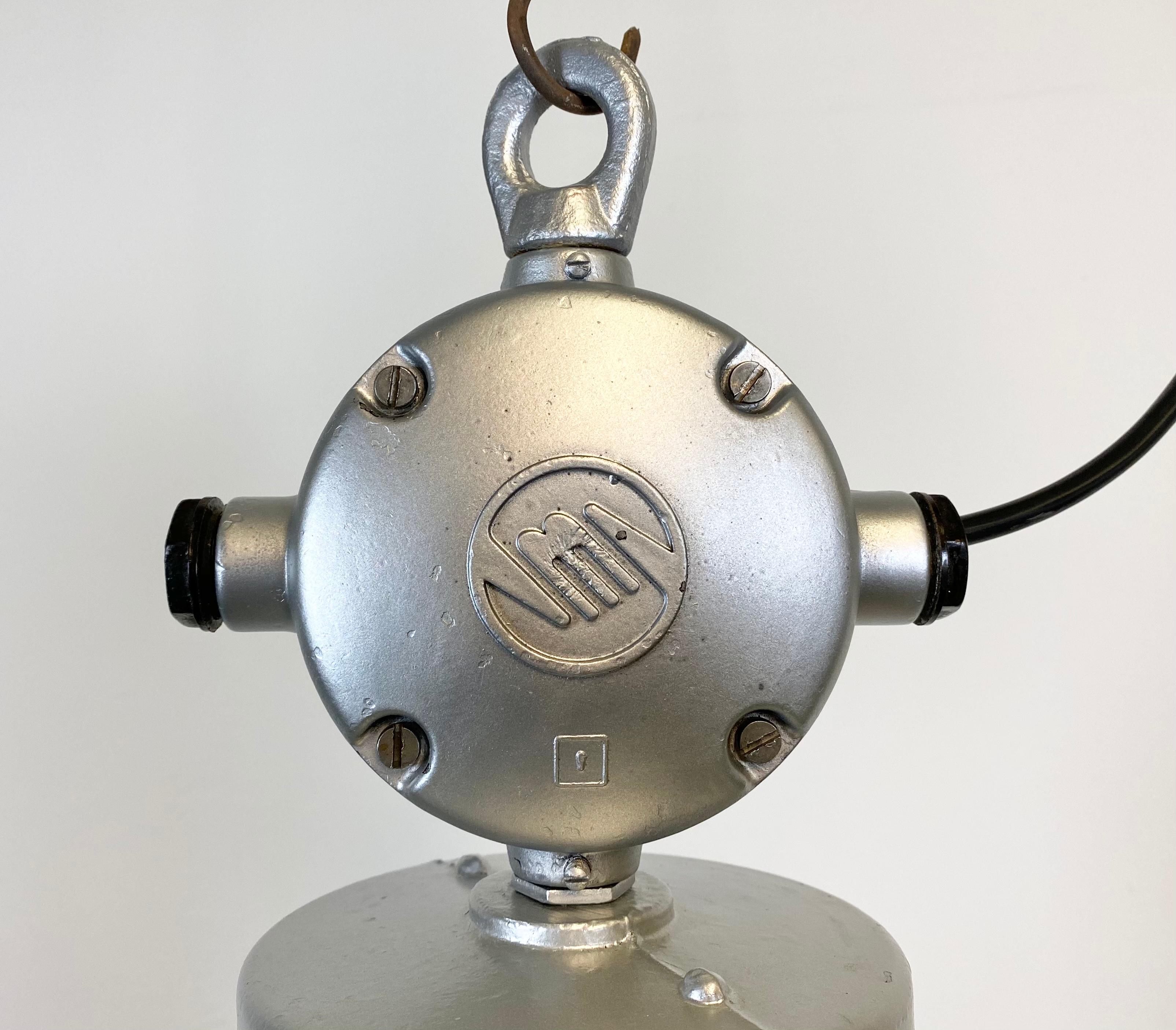 Ceco Lampada industriale vintage in alluminio con vetro al latte, anni '70 in vendita