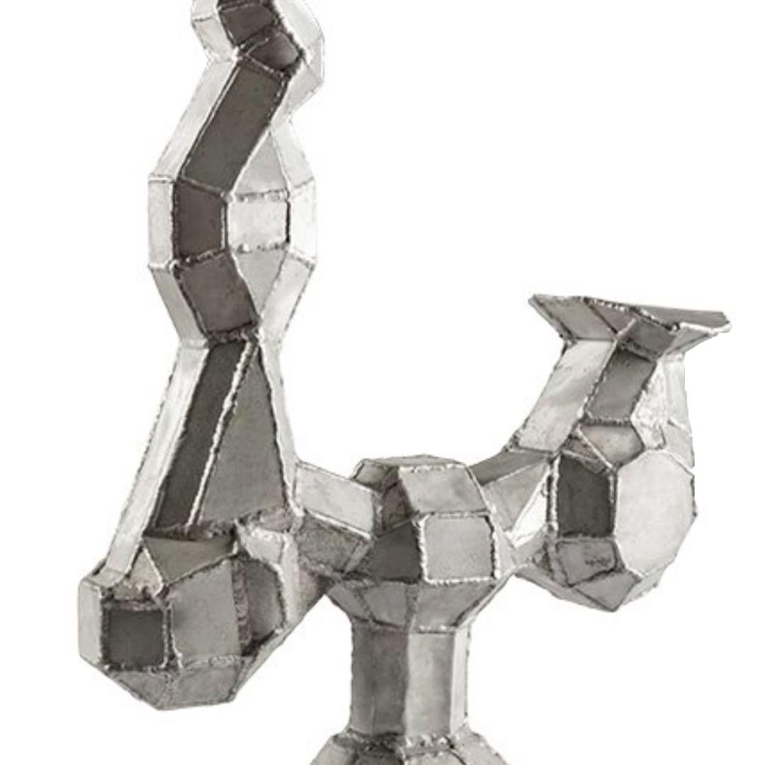 Alluminio. Circa anni '80. È firmato su uno dei pannelli dell'opera. Saldare l'alluminio è difficile, quindi l'artista che ha realizzato questo pezzo è un saldatore esperto. Il retroscena: Trovata nello studio di un artista, la scultura era stata