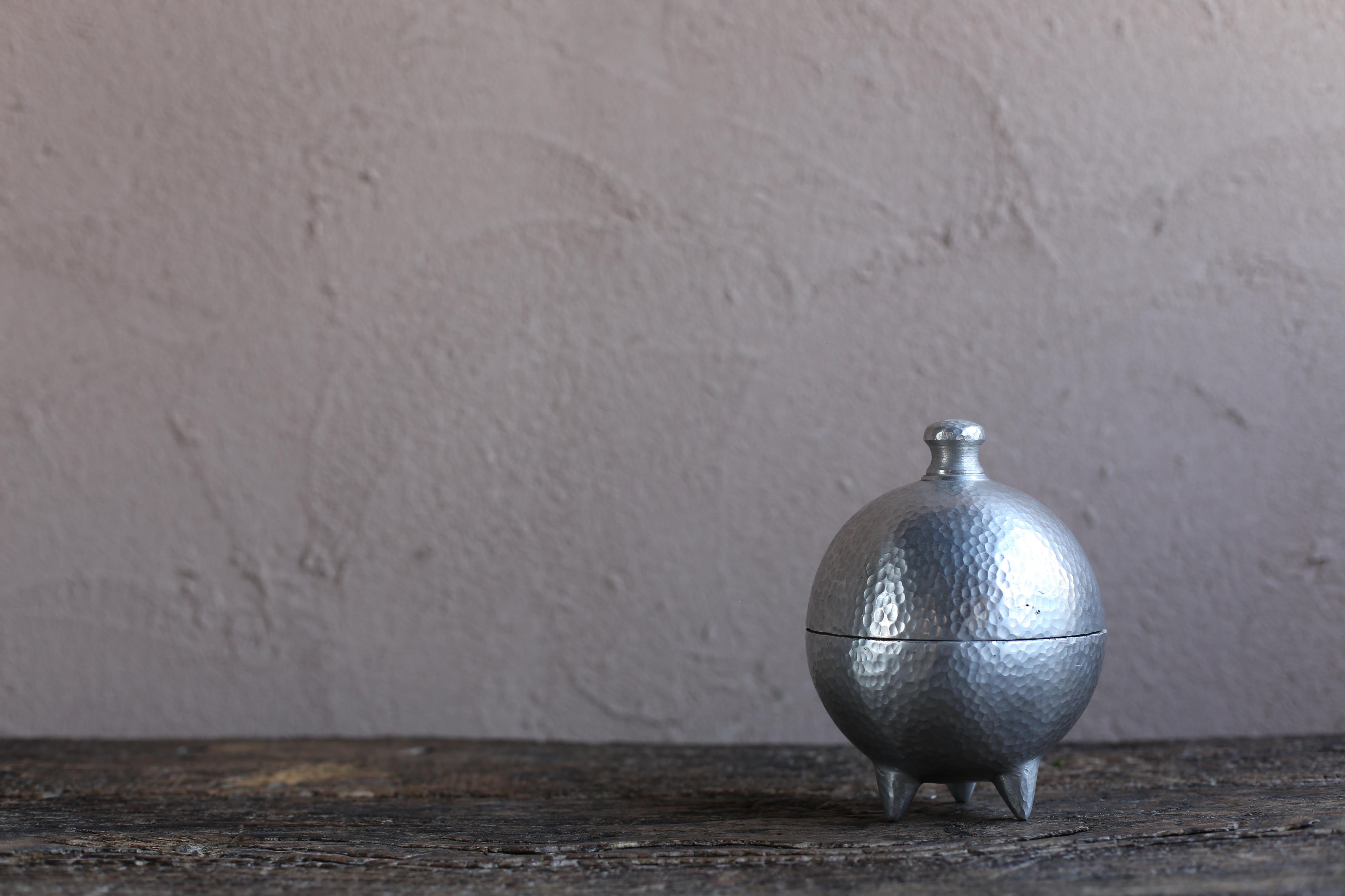 Une mallette d'accessoires vintage réalisée par un artiste marocain. Fabriqué en aluminium moulé avec une forme unique. La texture qui semble être finement tapée est également intéressante.