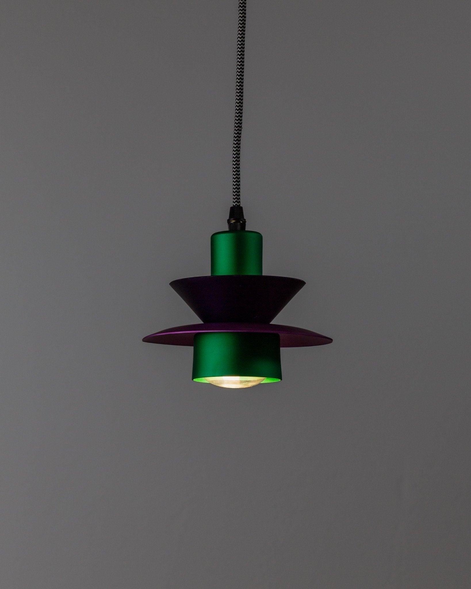 Lampada da soffitto in alluminio vintage - stile Memphis postmoderno anni '80 - Greene & Greene, cavo a strisce, interni Pop Art, illuminazione retrò, Zig Zag

Accentua la tua stanza con questa accattivante lampada da soffitto in metallo degli anni