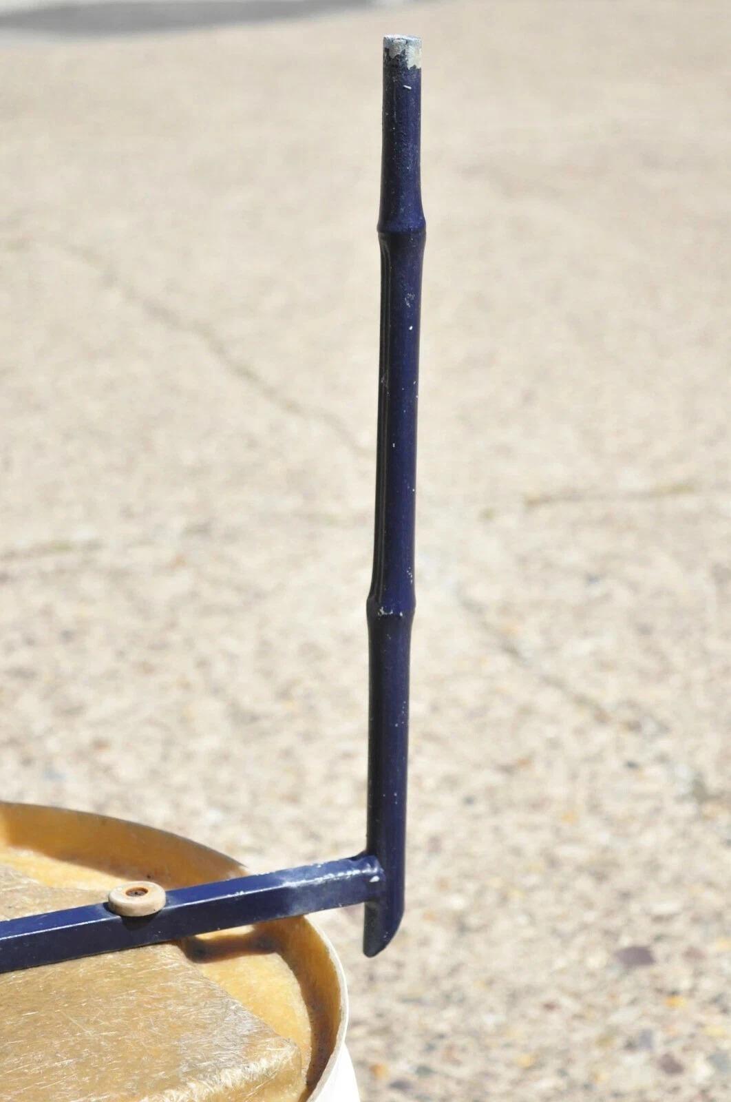 Mesas auxiliares vintage de aluminio imitación bambú redondas de fibra de vidrio para piscina - un par en venta 1