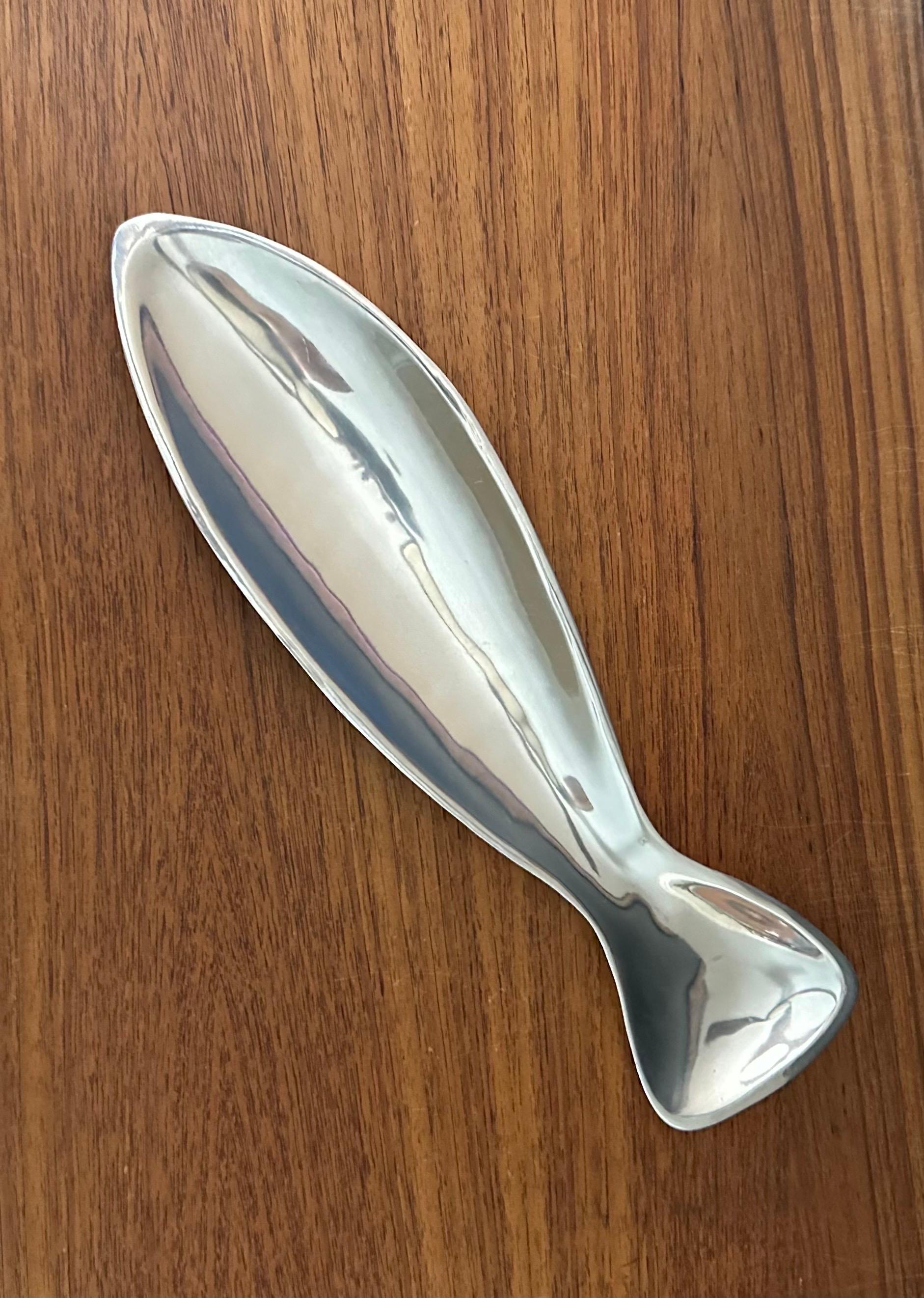 Vintage Aluminum Fish Shaped Serving Platter by Mann of Korea (Moderne der Mitte des Jahrhunderts) im Angebot