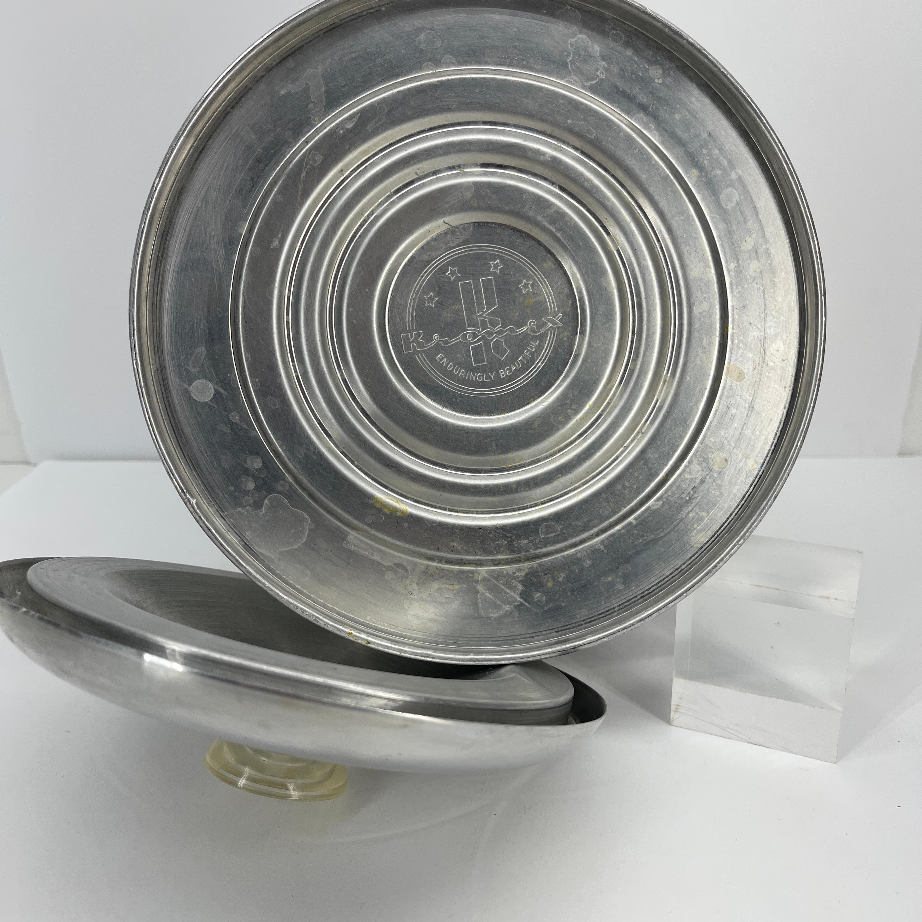 20ième siècle Seau à glace vintage en aluminium avec poignée en lucite, mi-siècle moderne en vente