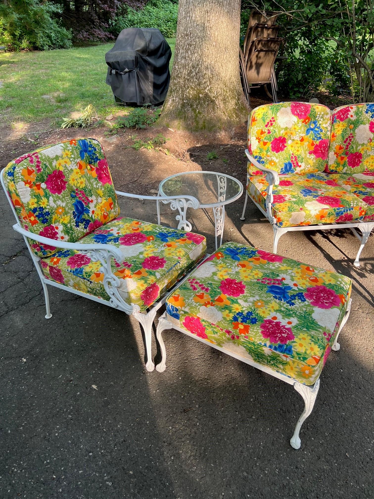 Vintage Aluminum Molla Brand Victorian Inspired Six Piece Outdoor Patio Set In Good Condition In Stamford, CT