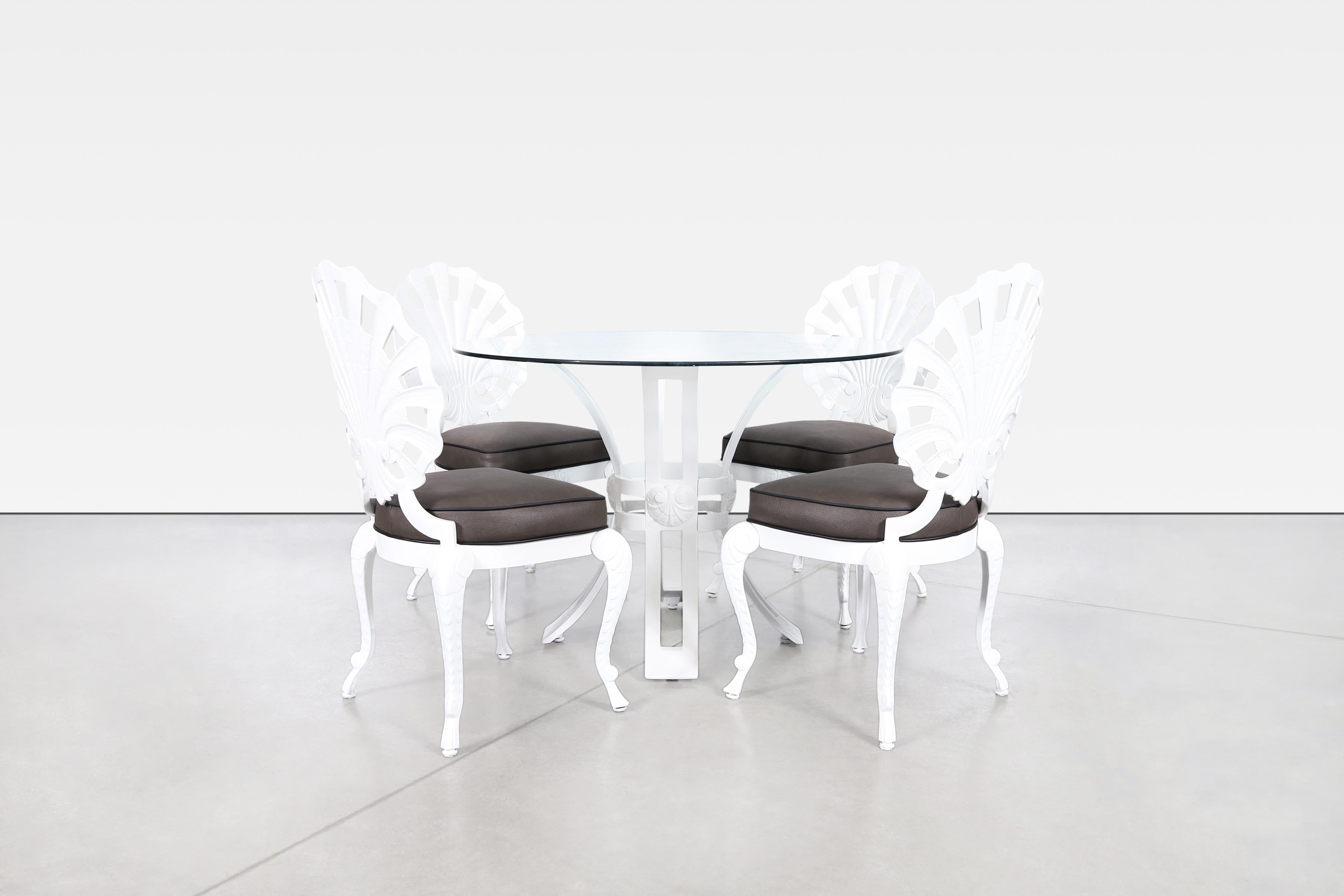 Immergiti nel glamour senza tempo dell'epoca Regency di Hollywood con questo splendido set da pranzo vintage dell'iconico Brown Jordan, prodotto negli Stati Uniti negli anni '70. Questo raffinato set comprende quattro eleganti sedie in alluminio e