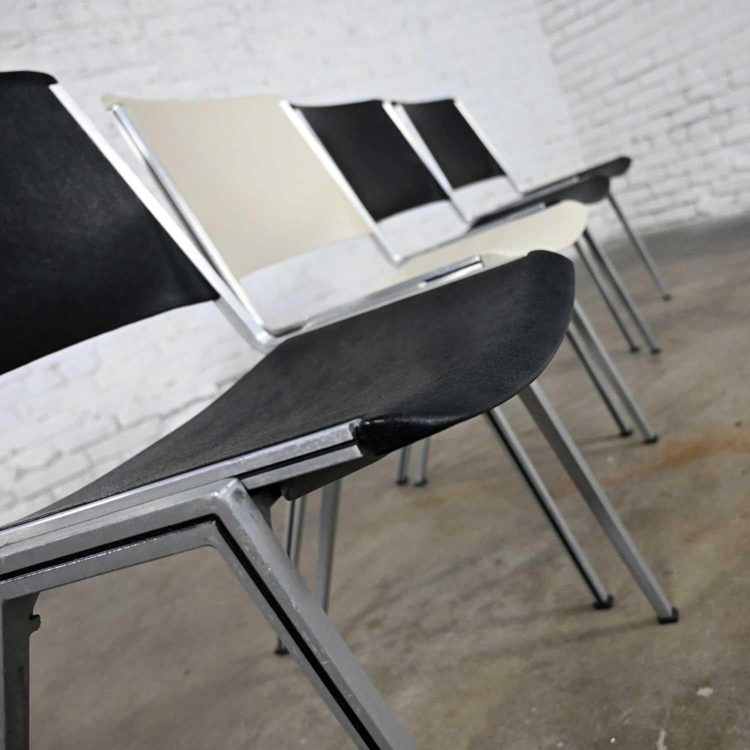 Chaises empilables en aluminium vintage Steelcase Modèle #1278 1 Blanc 3 Noir Lot de 4 en vente 3