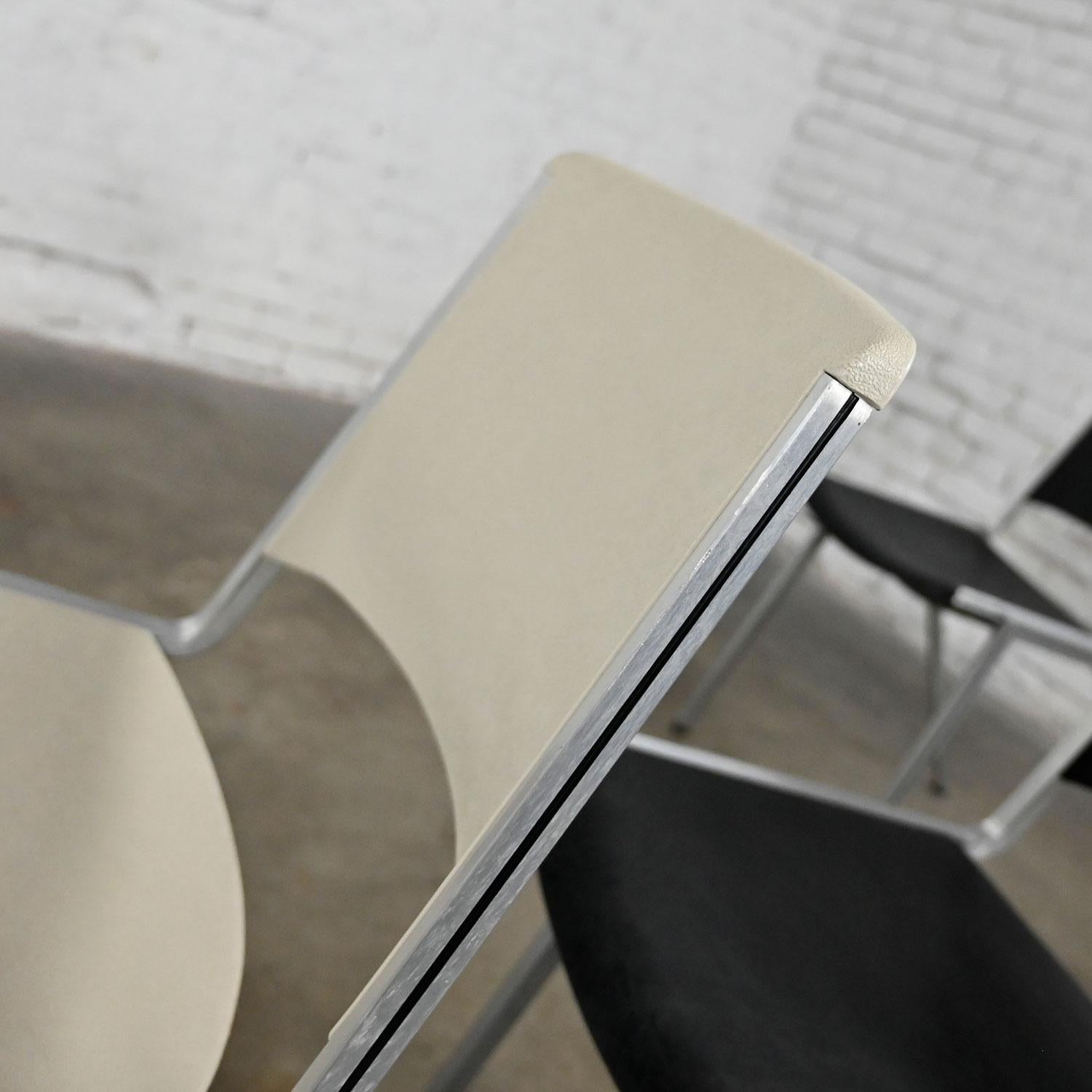 Chaises empilables en aluminium vintage Steelcase Modèle #1278 1 Blanc 3 Noir Lot de 4 en vente 4