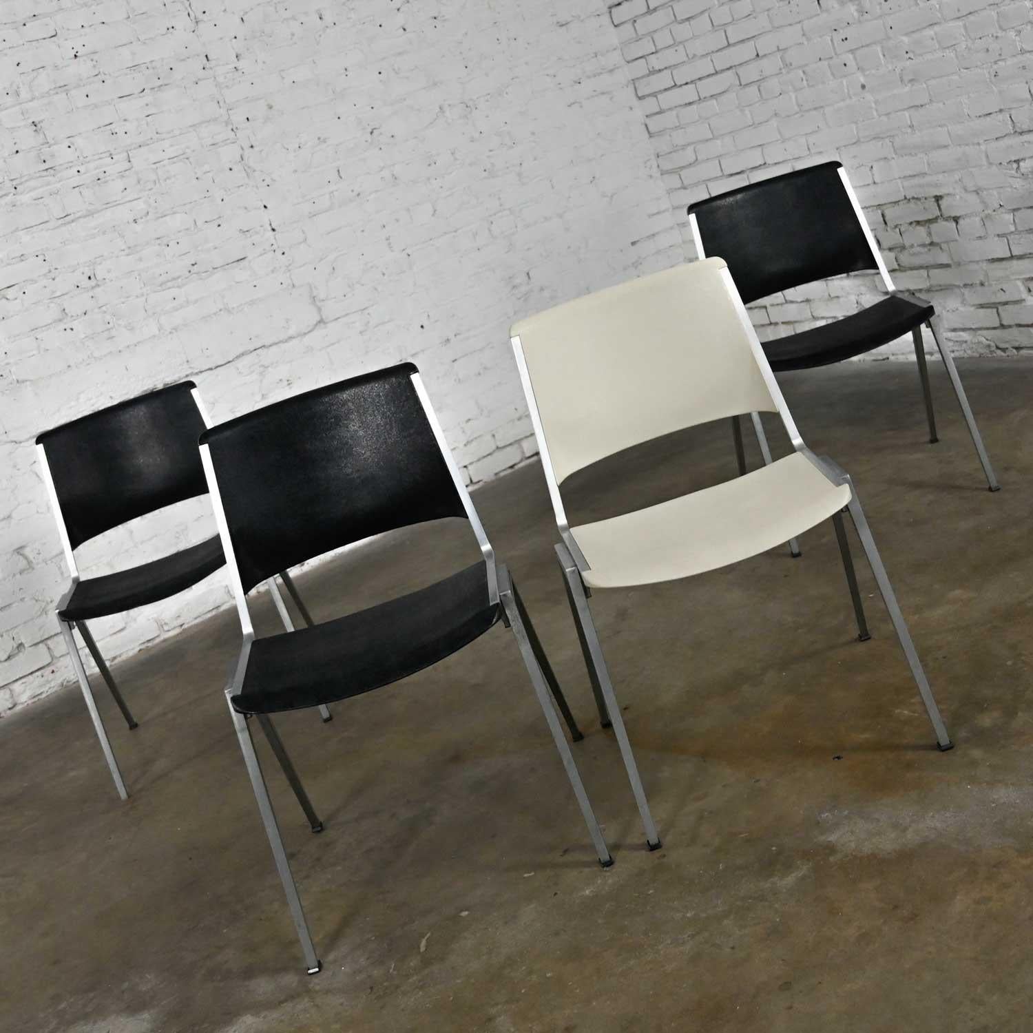 Mid-Century Modern Chaises empilables en aluminium vintage Steelcase Modèle #1278 1 Blanc 3 Noir Lot de 4 en vente