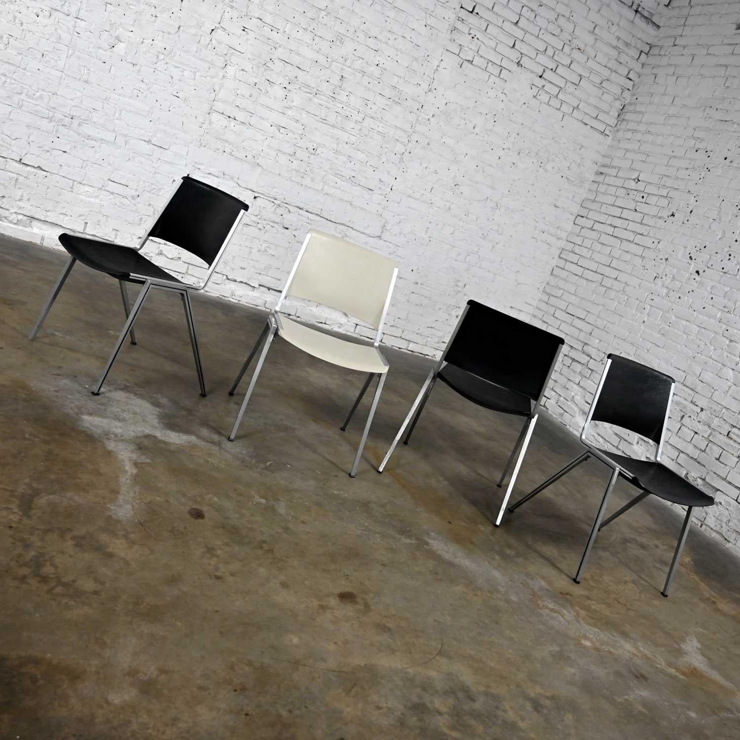Vintage Aluminium Steelcase Stapelstühle Modell #1278 1 Weiß 3 Schwarz Satz von 4 (amerikanisch) im Angebot