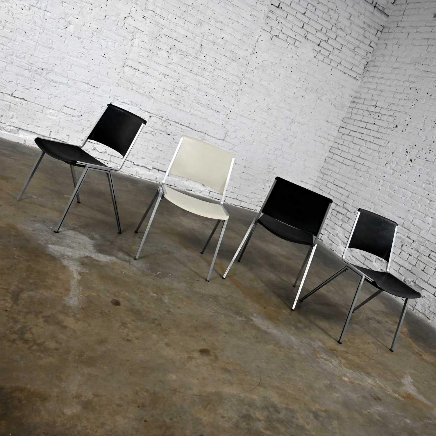 Américain Chaises empilables en aluminium vintage Steelcase Modèle #1278 1 Blanc 3 Noir Lot de 4 en vente