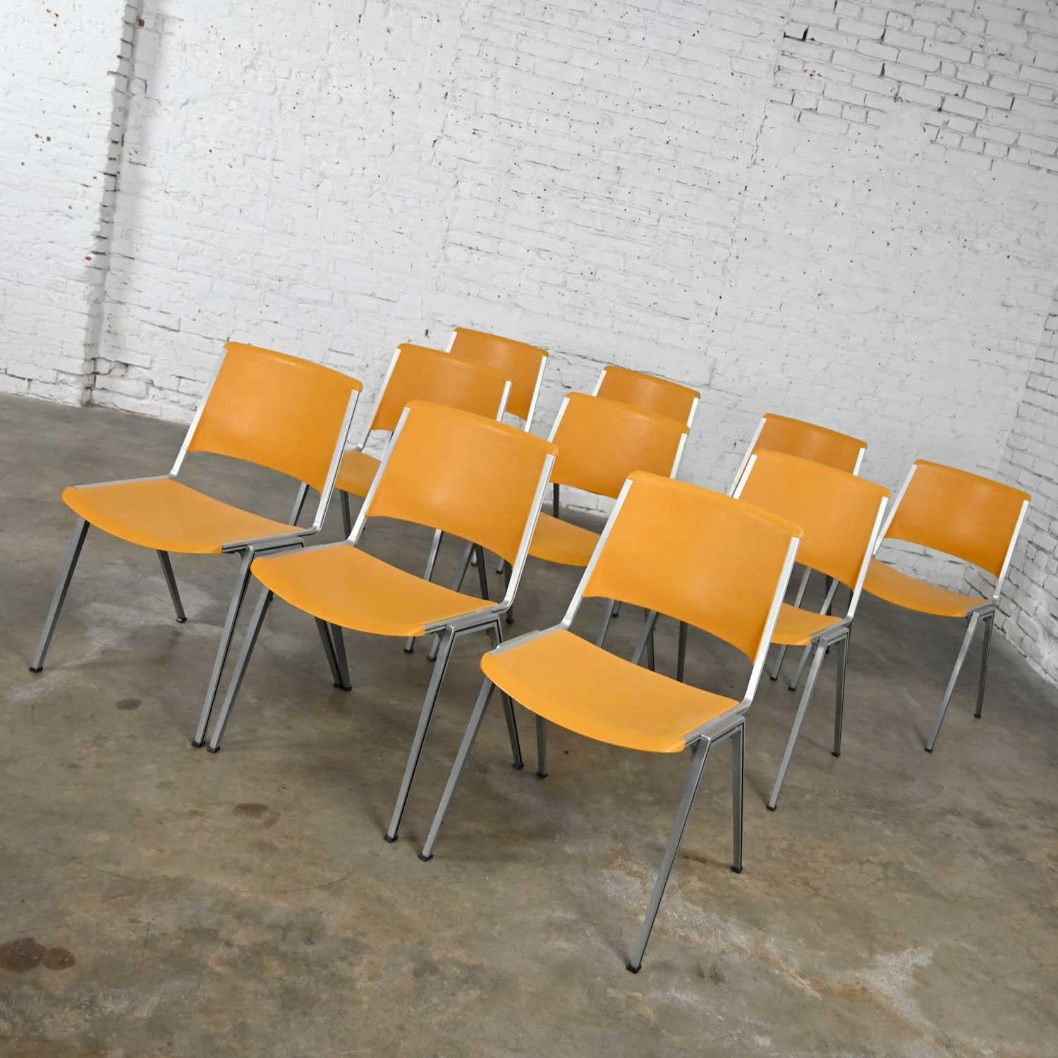 Superbes chaises empilables vintage Steelcase modèle #1278 en plastique jaune or ou jaune tournesol. Superbe look industriel moderne du milieu du siècle. Composé de cadres en aluminium extrudé et de sièges et dossiers en plastique moulé de couleur