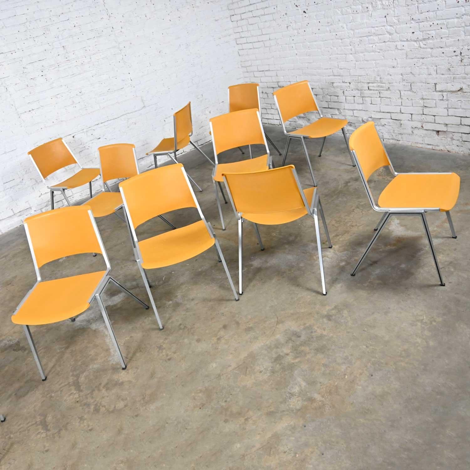 Vintage Aluminum Steelcase Stacking Chairs Model 1278 Yellow Gold Plastic Set 10 In Good Condition In Topeka, KS