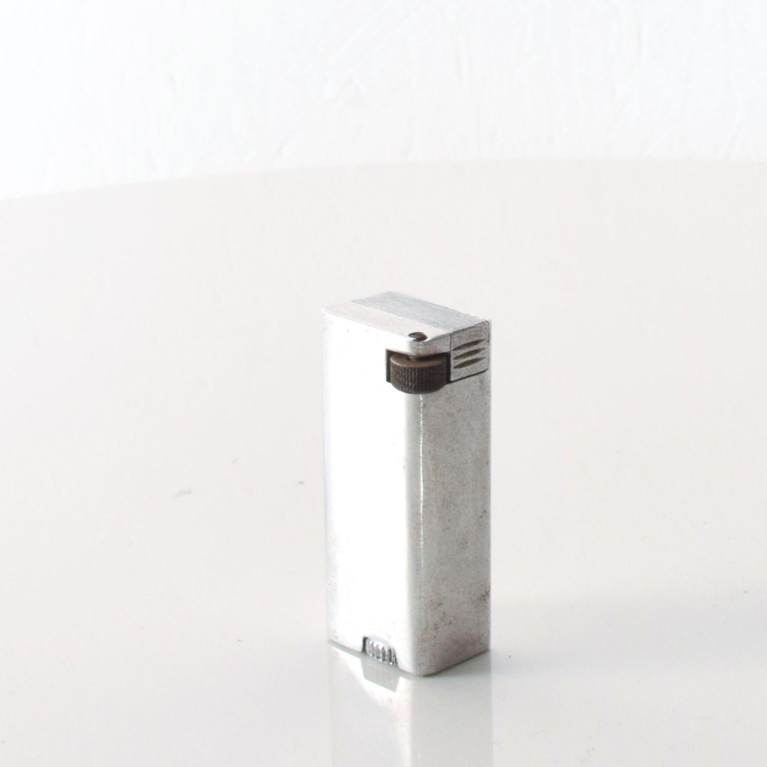 Milieu du XXe siècle Briquet pour cigarettes Art Déco vintage en aluminium à bras en forme de bloc des années 1940 en vente