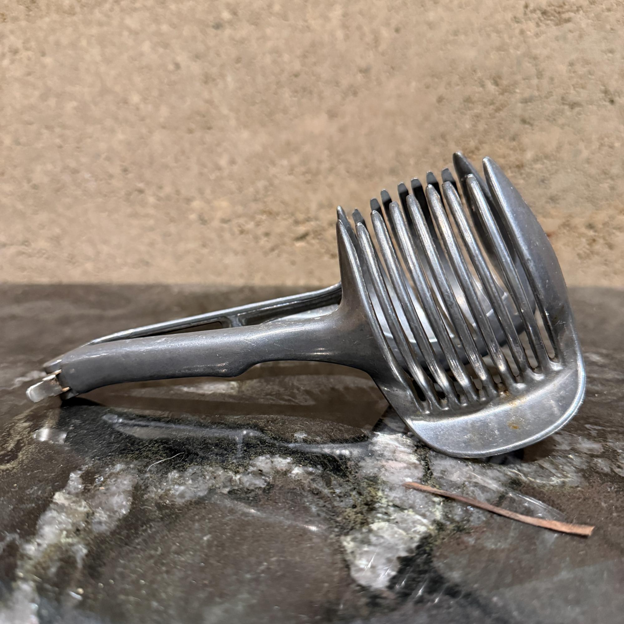 Für Ihre Betrachtung, ein Vintage-Aluminium-Zwiebel-Halter zum Schneiden, auch bekannt als ein Gemüse oder Tomatenschneider Assistent Werkzeug. Es handelt sich um einen Küchenhelfer, der das Produkt festhält und das Messer so führt, dass es