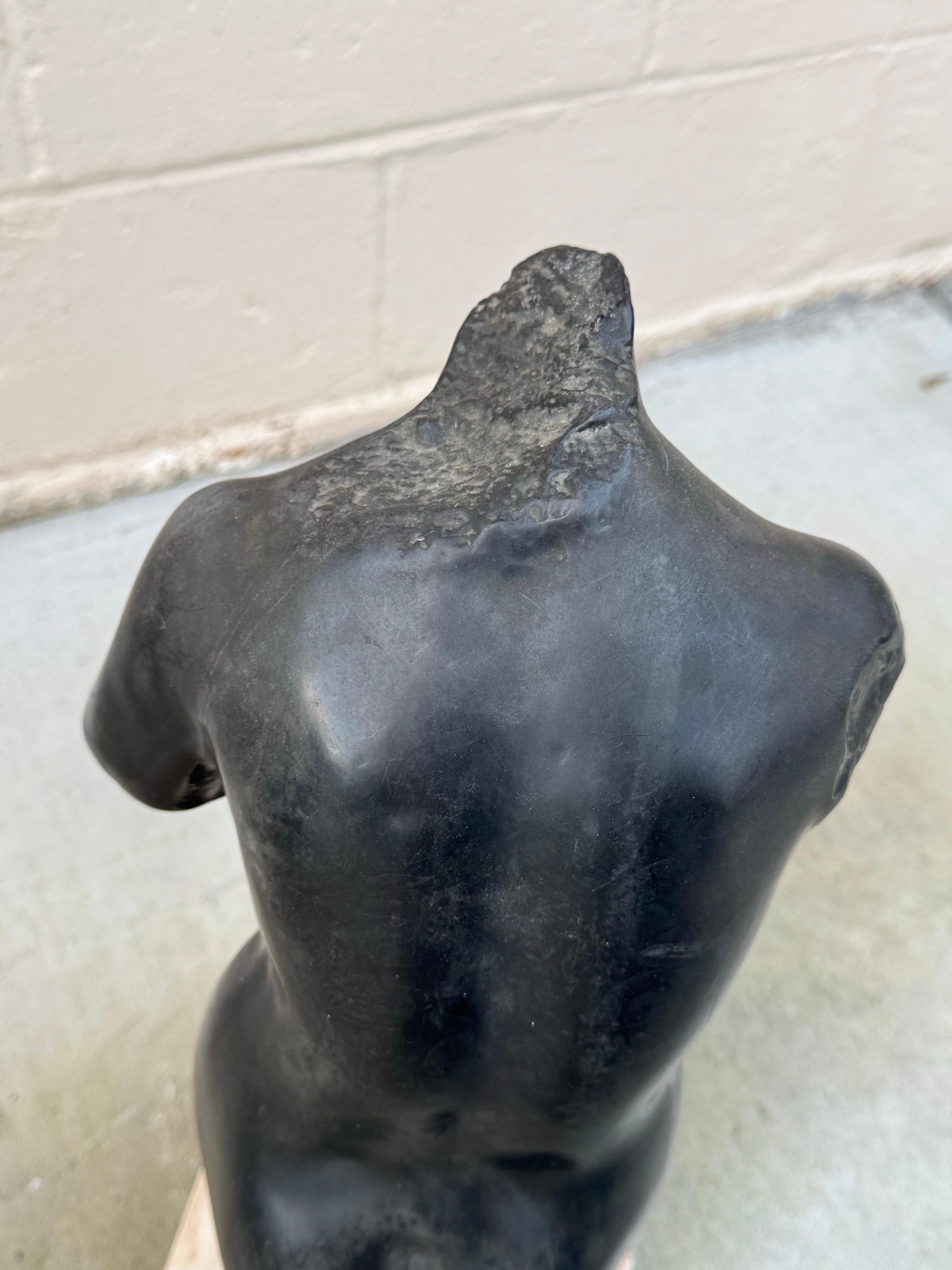 Vintage ALVA Studios Escultura de piedra fundida Afrodita en negro en venta 3