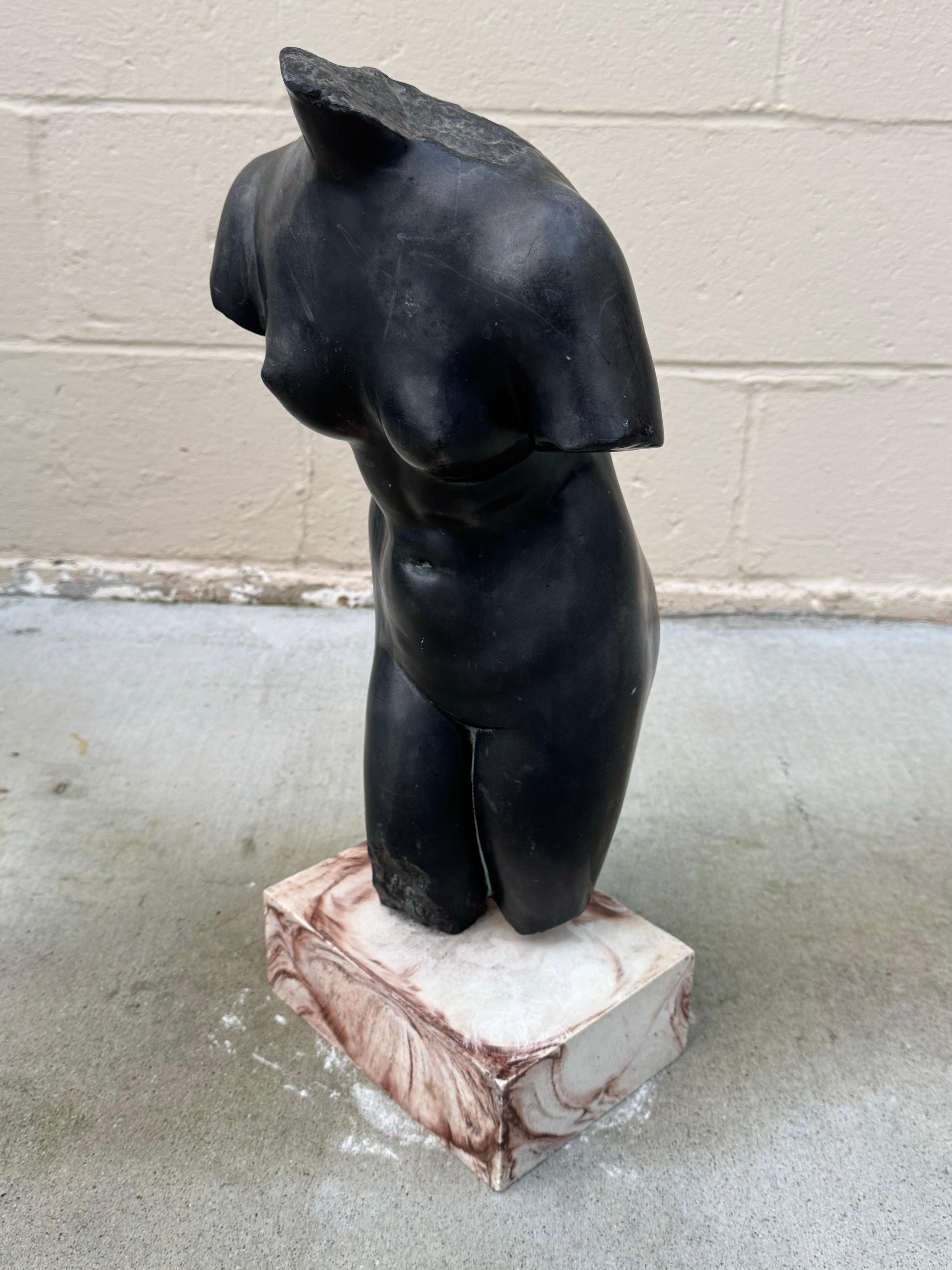 Vintage ALVA Studios Escultura de piedra fundida Afrodita en negro en venta 5