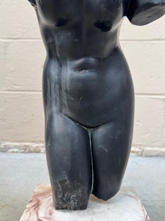 Vintage ALVA Studios Aphrodite-Skulptur aus Steingussstein in Schwarz