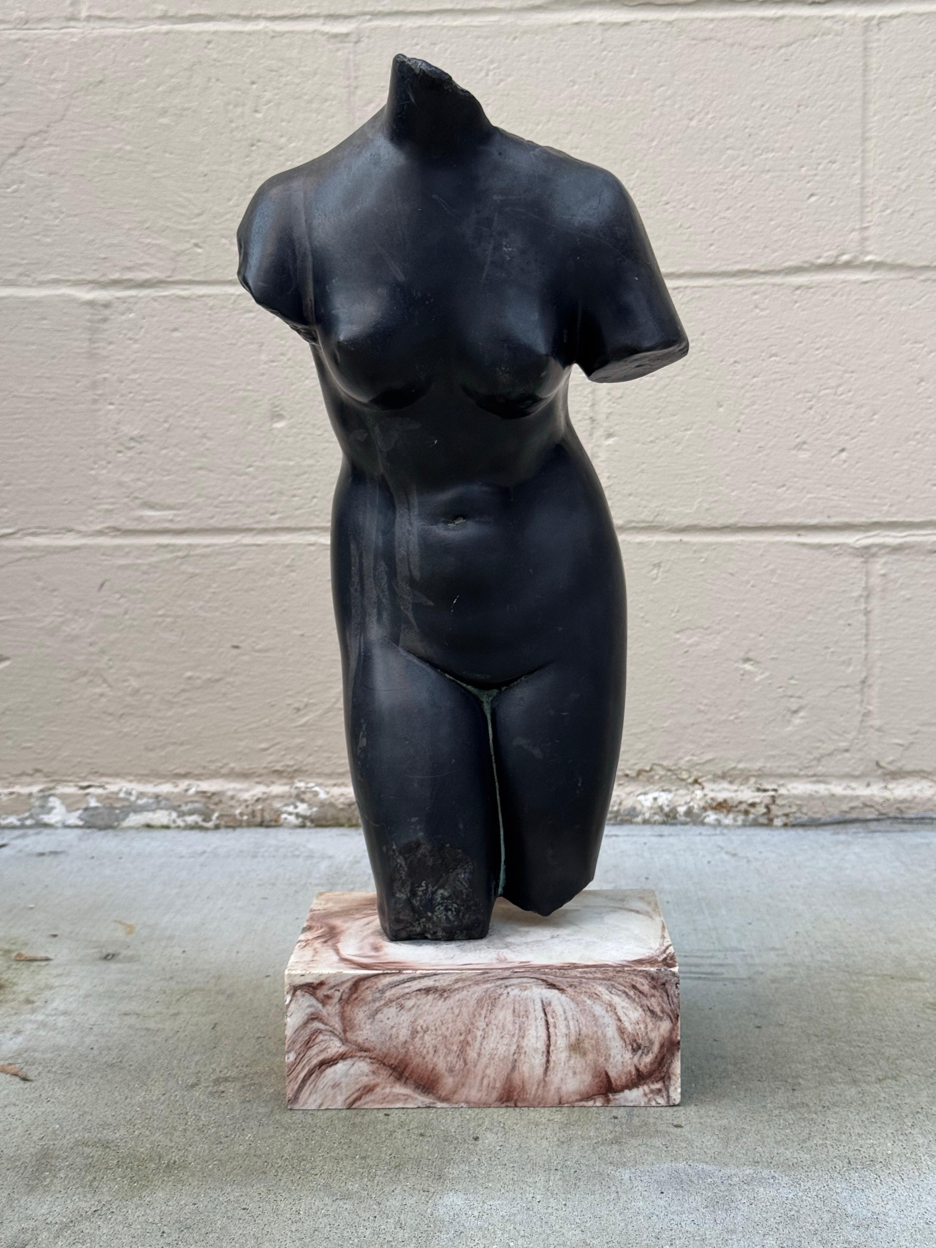 Vintage ALVA Studios Escultura de piedra fundida Afrodita en negro Neoclásico en venta