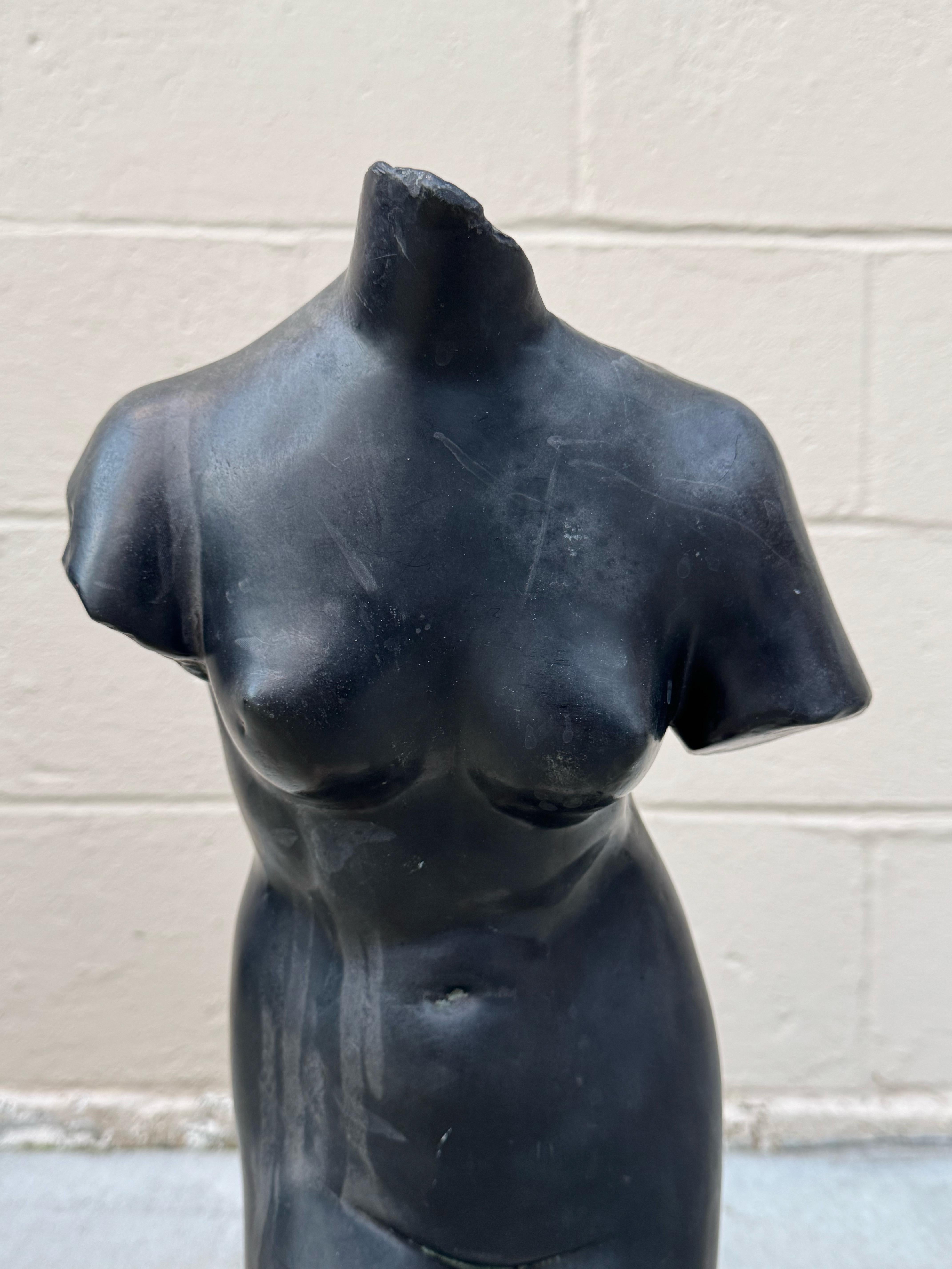 Vintage ALVA Studios Escultura de piedra fundida Afrodita en negro Estadounidense en venta