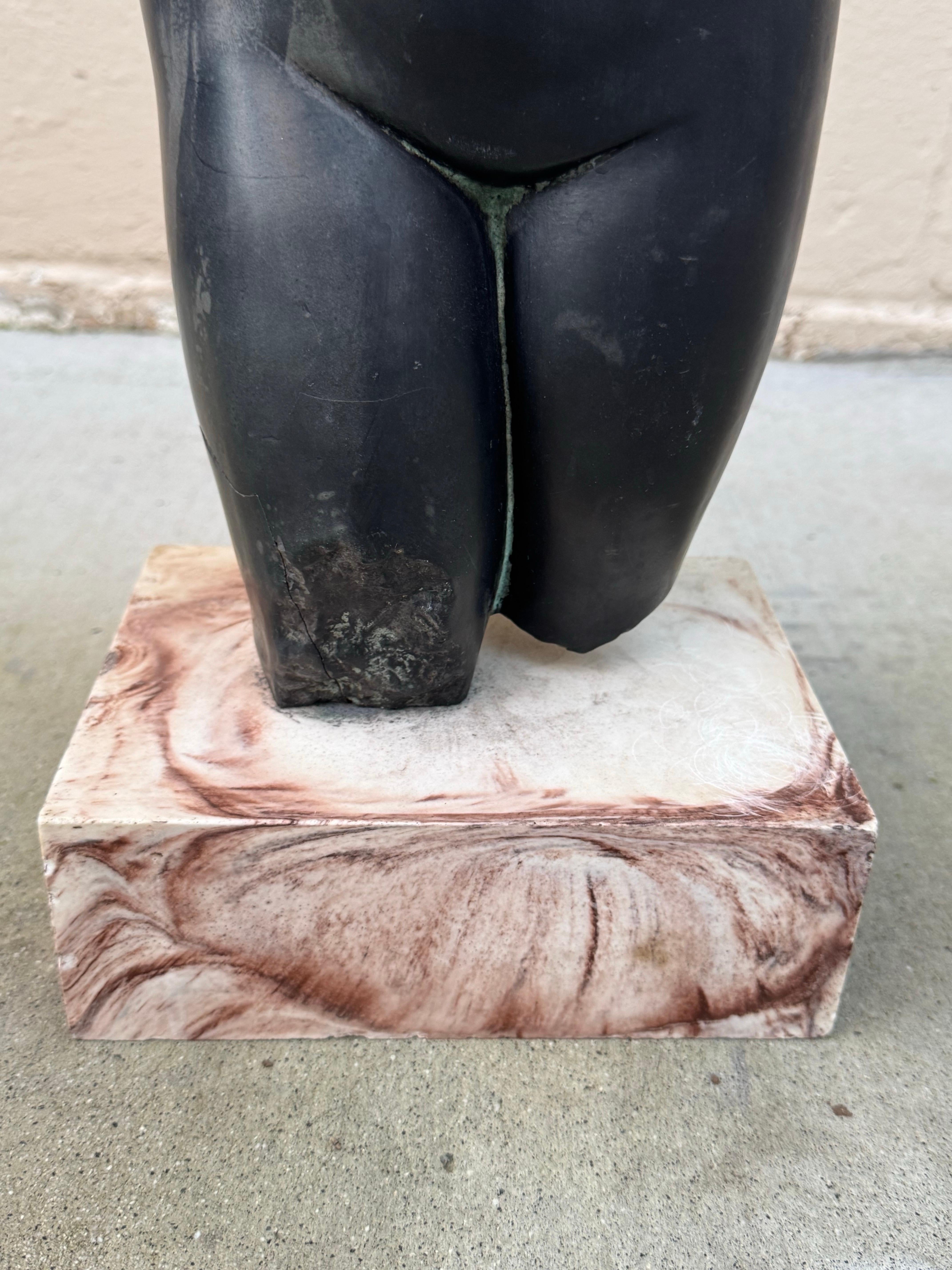 Vintage ALVA Studios Escultura de piedra fundida Afrodita en negro en Bueno estado para la venta en San Carlos, CA