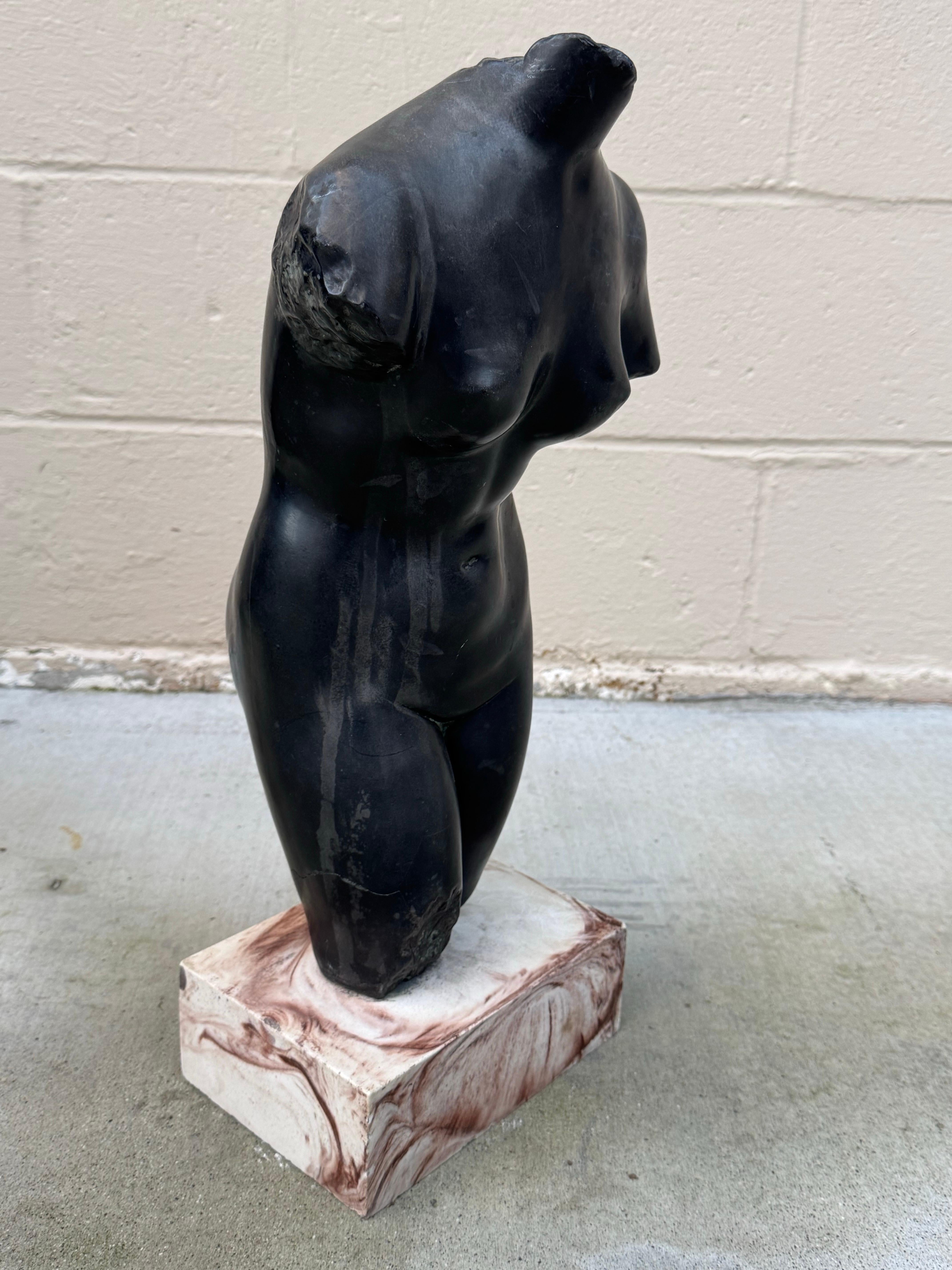 Vintage ALVA Studios Escultura de piedra fundida Afrodita en negro Piedra de molde en venta