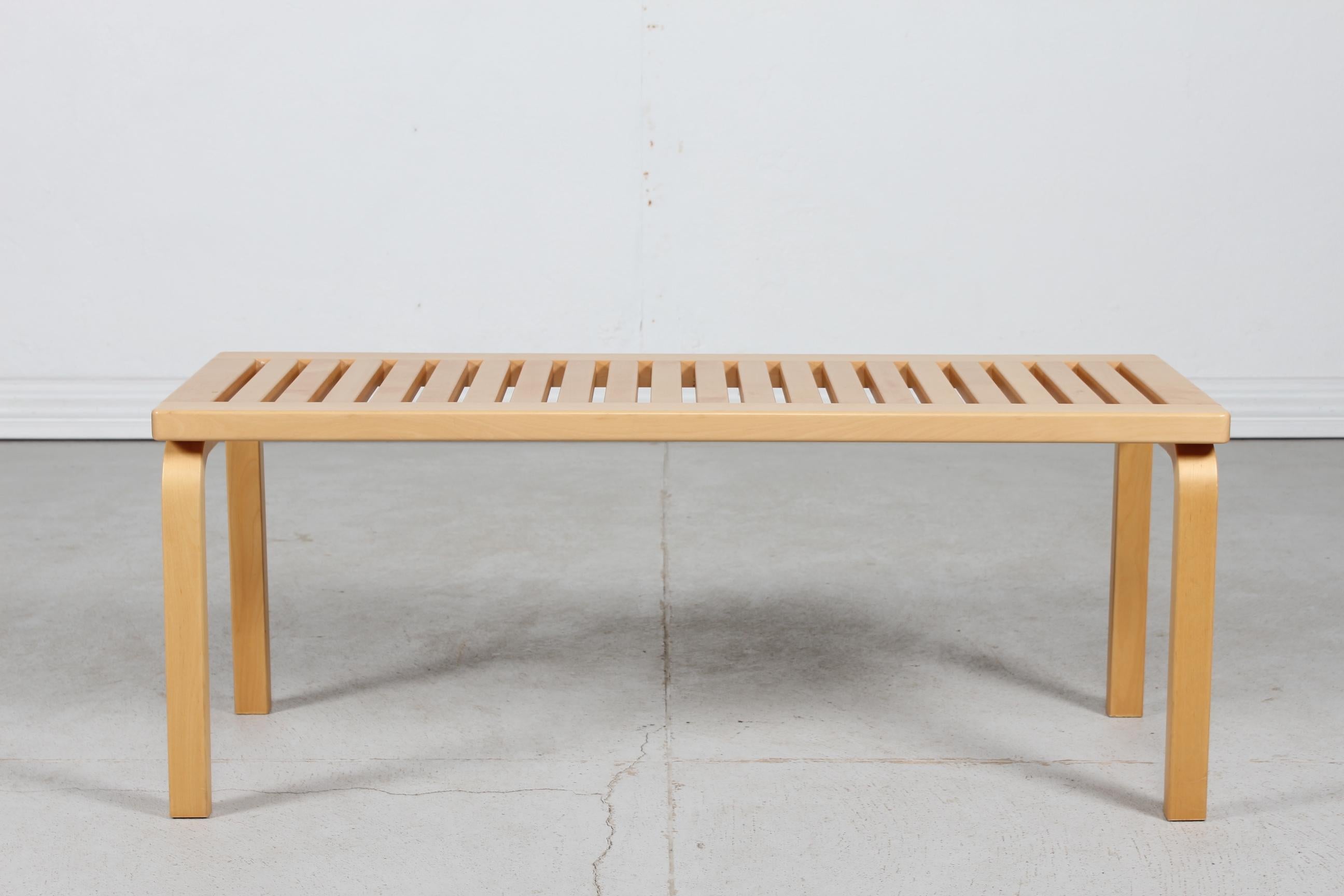 Finish Alvar Aalto (1898-1976) vintage low bench.
The bench is made of solid birch with lacquer in the 1980s. by Artek in Finland.

Very nice vintage condition.


