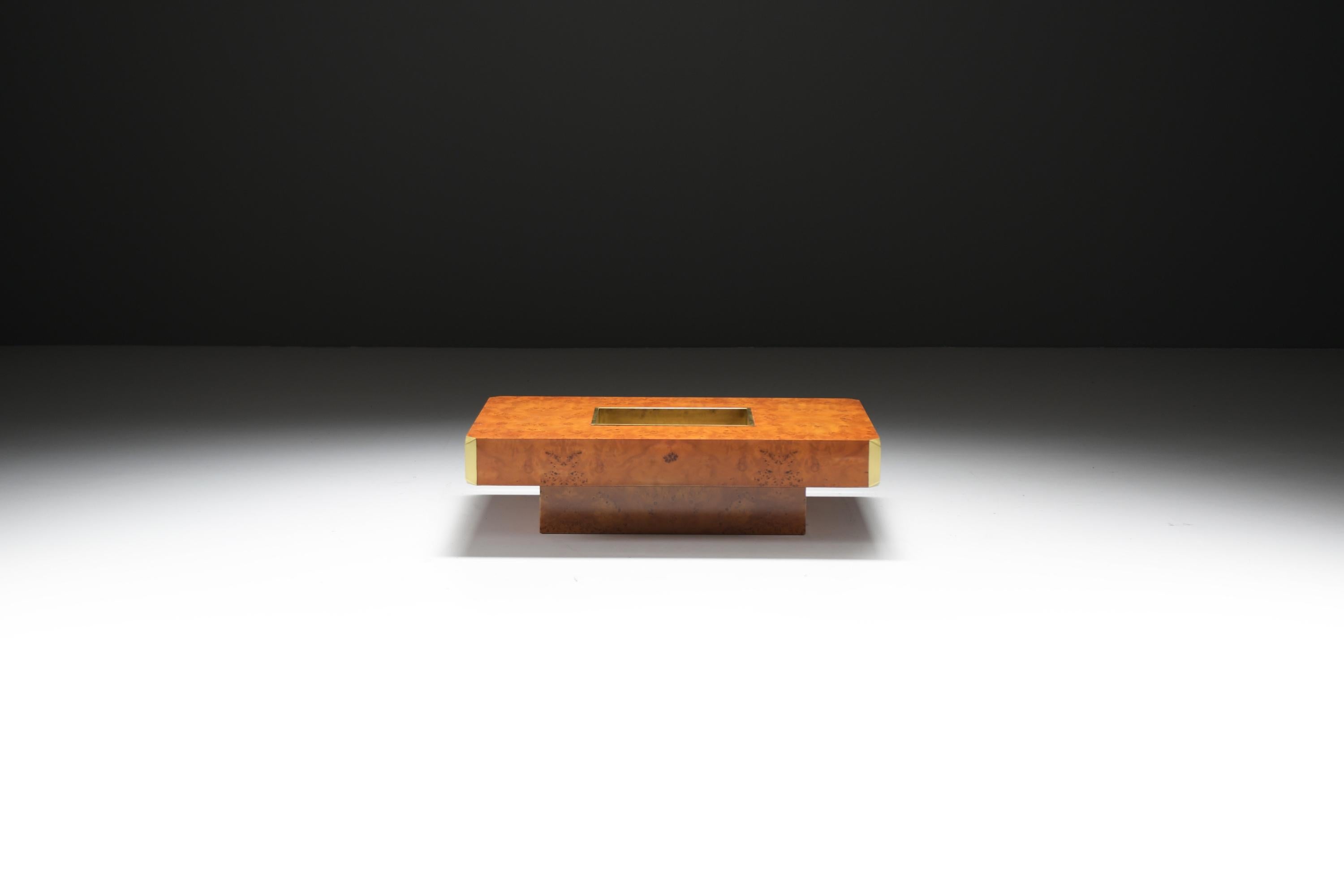 
Questo splendido tavolino vintage presenta un'impiallacciatura in legno di radica e un design eccezionale. I dettagli di questo tavolo includono una barra in ottone al centro e gli angoli accentuati in ottone.  Questo iconico tavolo è un vero e