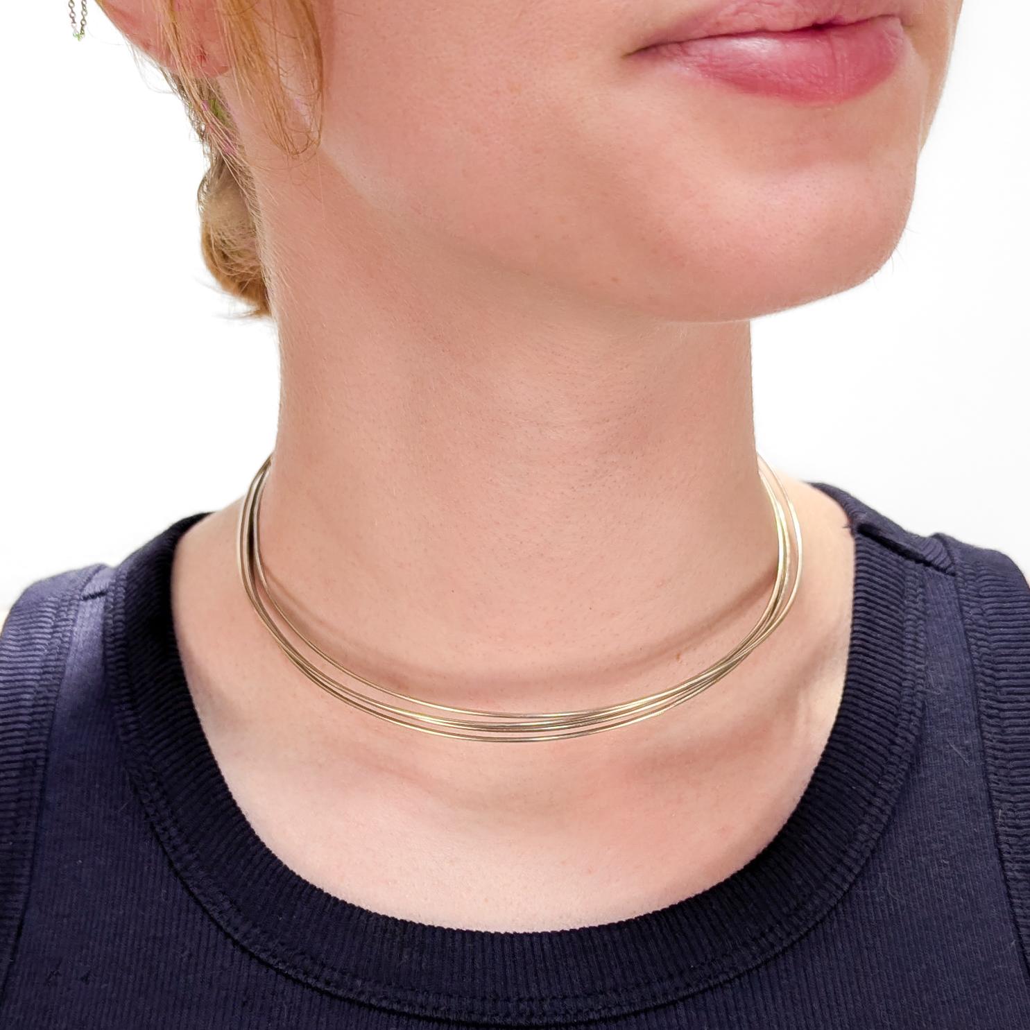 Eine feine signierte Halskette aus Silber und Messing.

Von Alwand Vahan. 

Aus Sterlingsilber mit Messingelementen.

Bestehend aus 4 Sterlingsilberkabeln mit einem Silberhaken an einem Ende und einem Messinghaken am anderen.

Mit einem doppelten