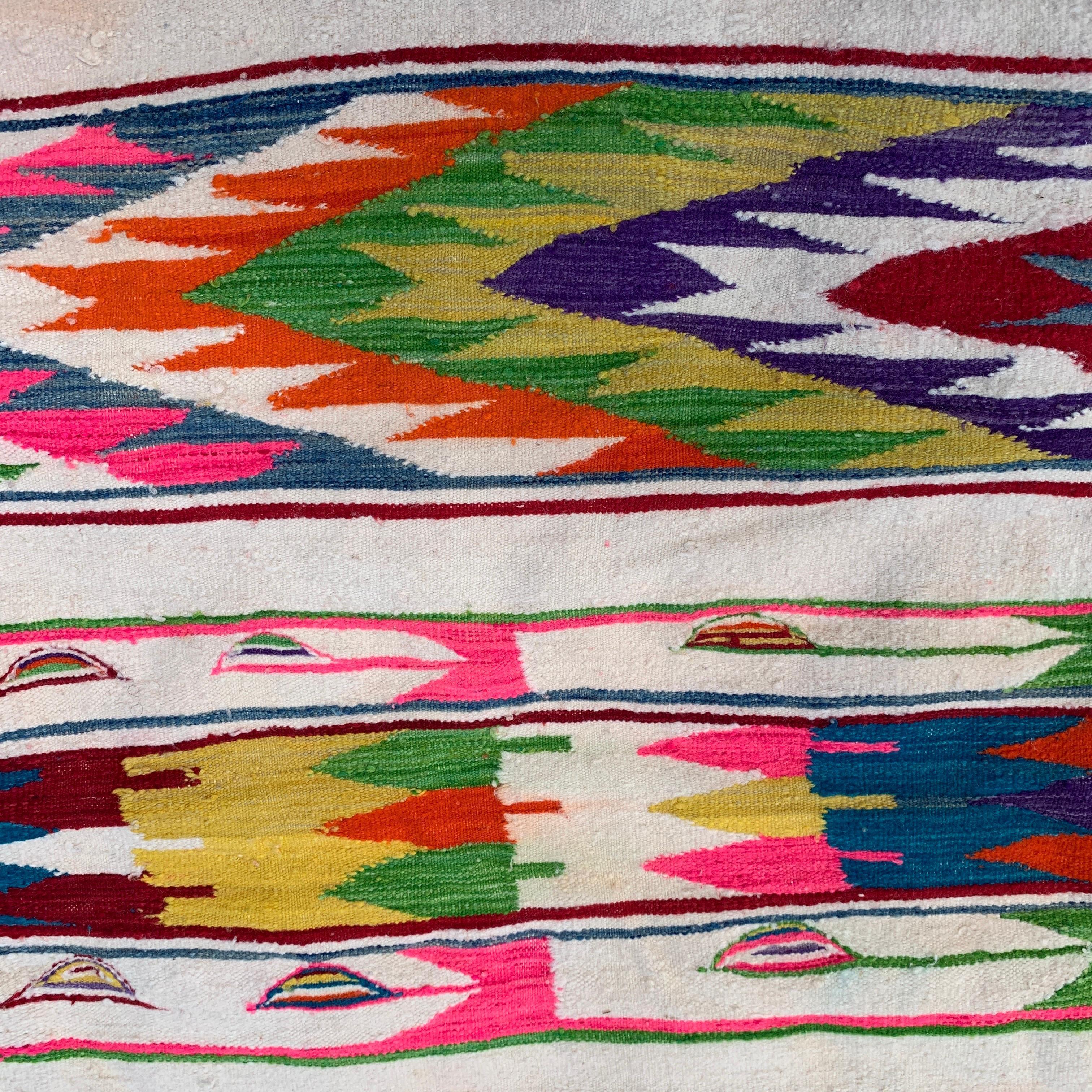 Algerischer mehrfarbiger, geometrischer, handgefertigter Boho-Teppich in Rosa, 1970er Jahre  im Zustand „Gut“ im Angebot in London, GB