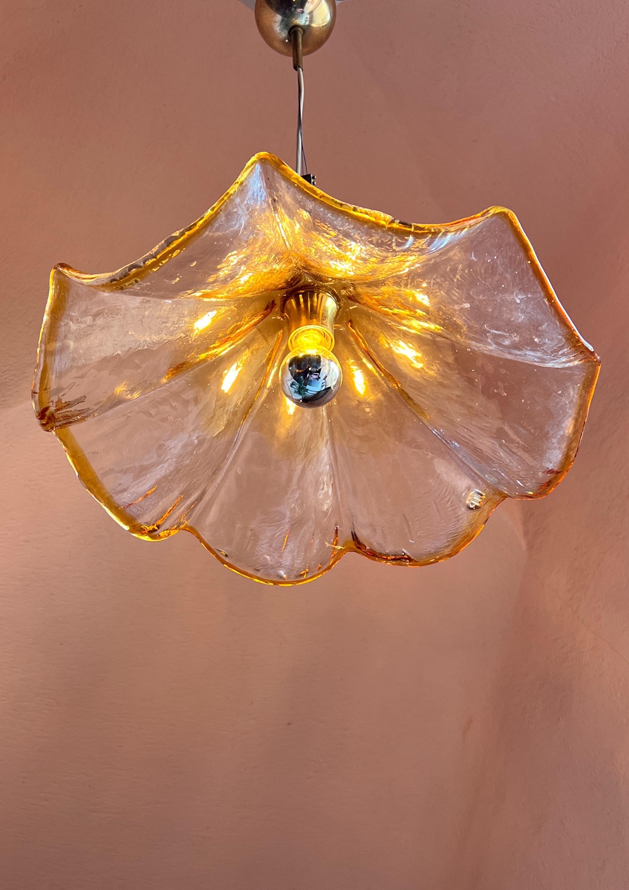 This beautiful bell-shaped ceiling lamp is realised by the prestigious Murano glass company 