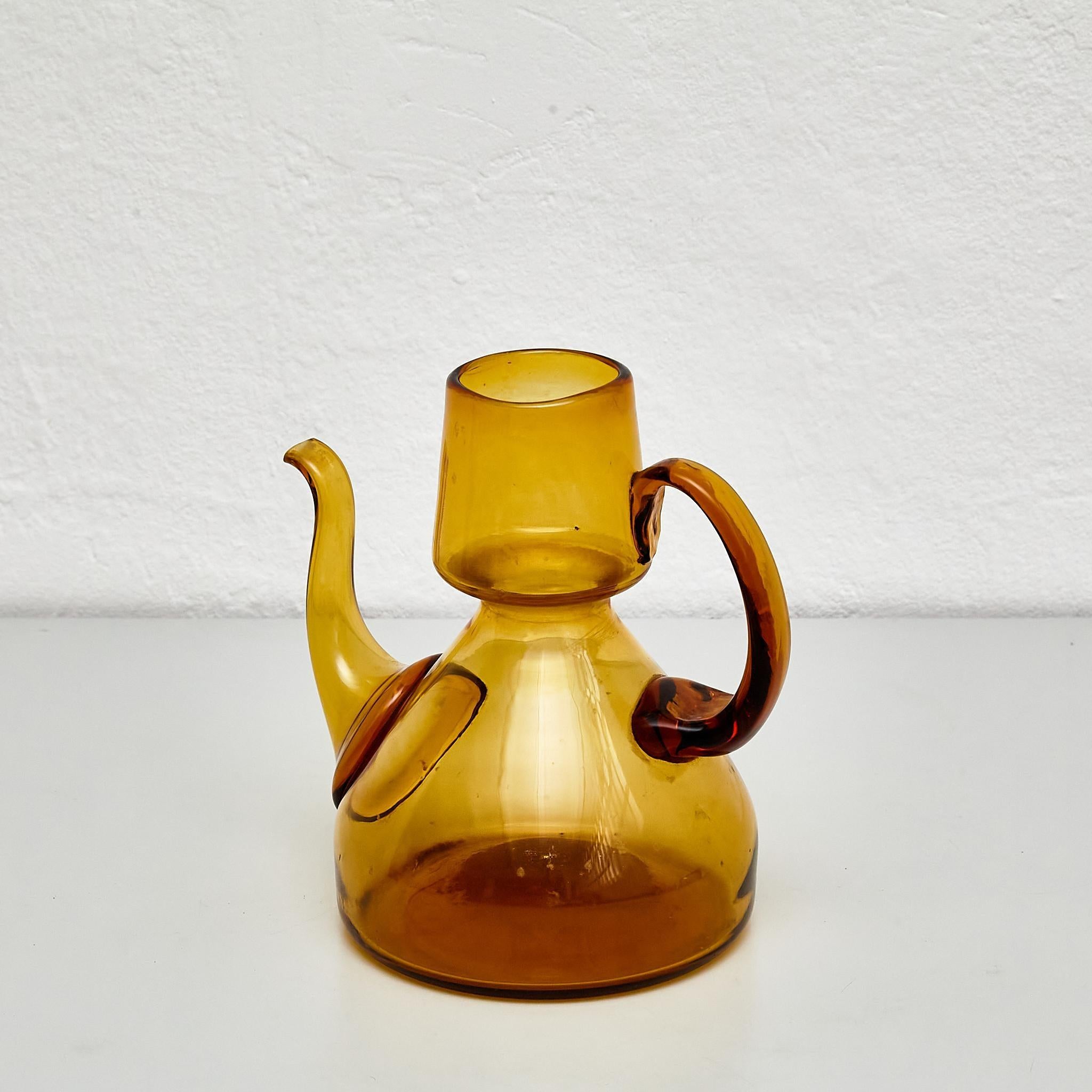 Immerse yourself in nostalgia with this beautiful amber blown glass oil cruet dating back to around 1940. This charming piece is a testament to mid-20th-century craftsmanship, evoking the warmth of a bygone era.

The subtlety of the amber blown