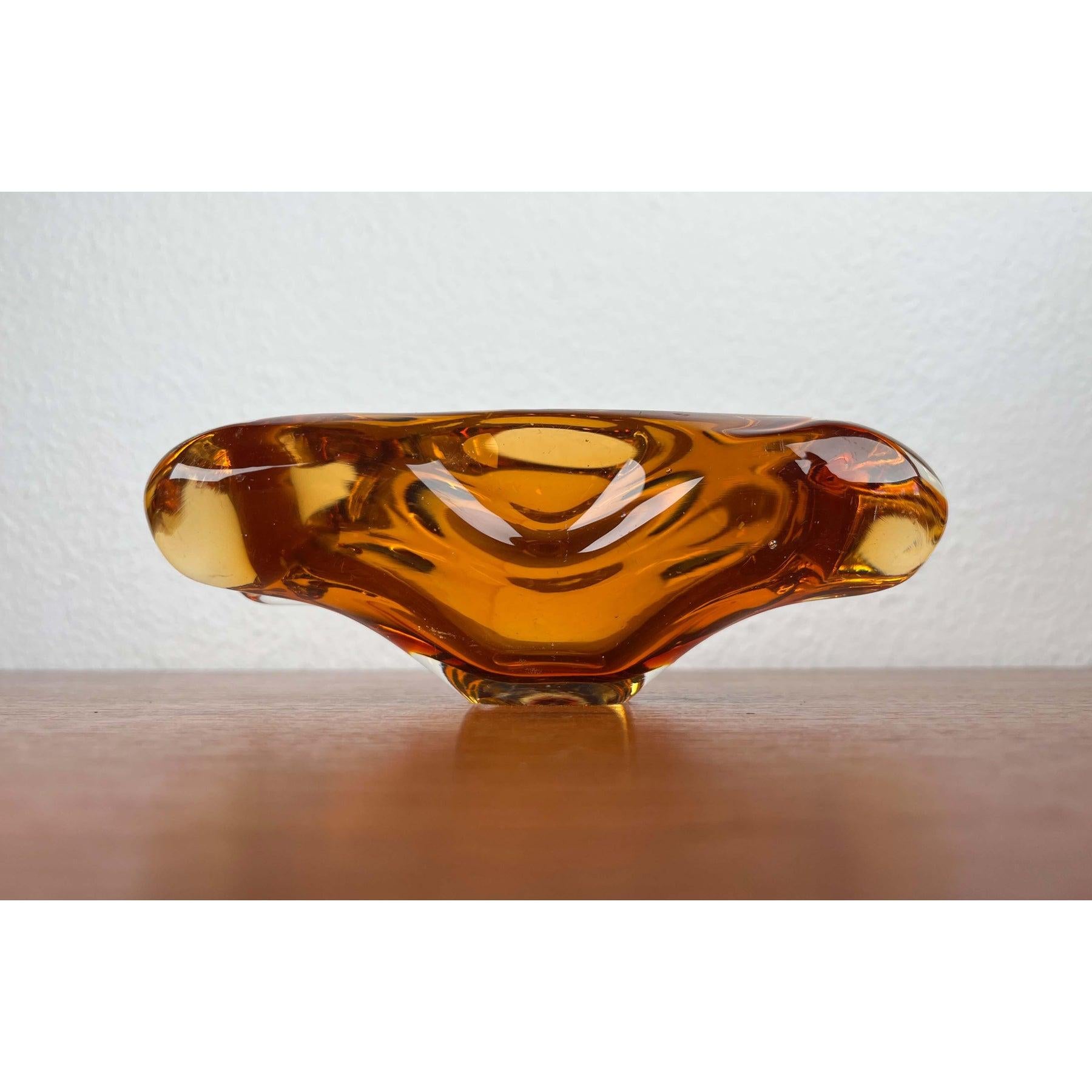 Cenicero o cuenco vintage de vidrio artístico color ámbar, años 70 en venta 9