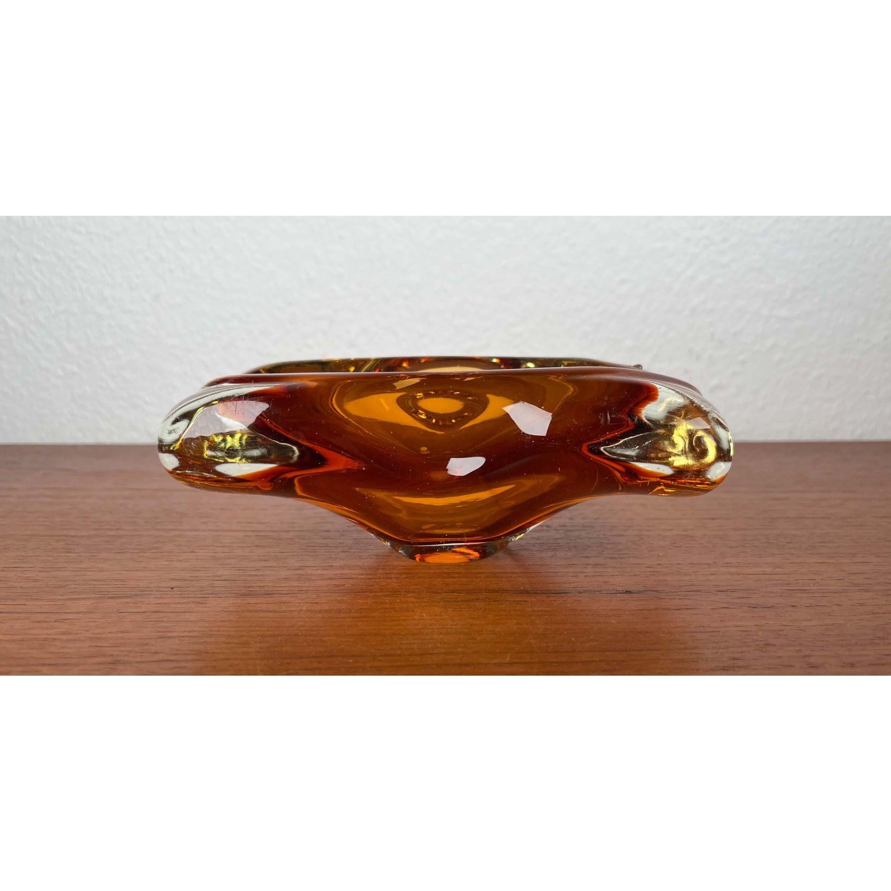 Cenicero o cuenco vintage de vidrio artístico color ámbar, años 70 Vidrio en venta