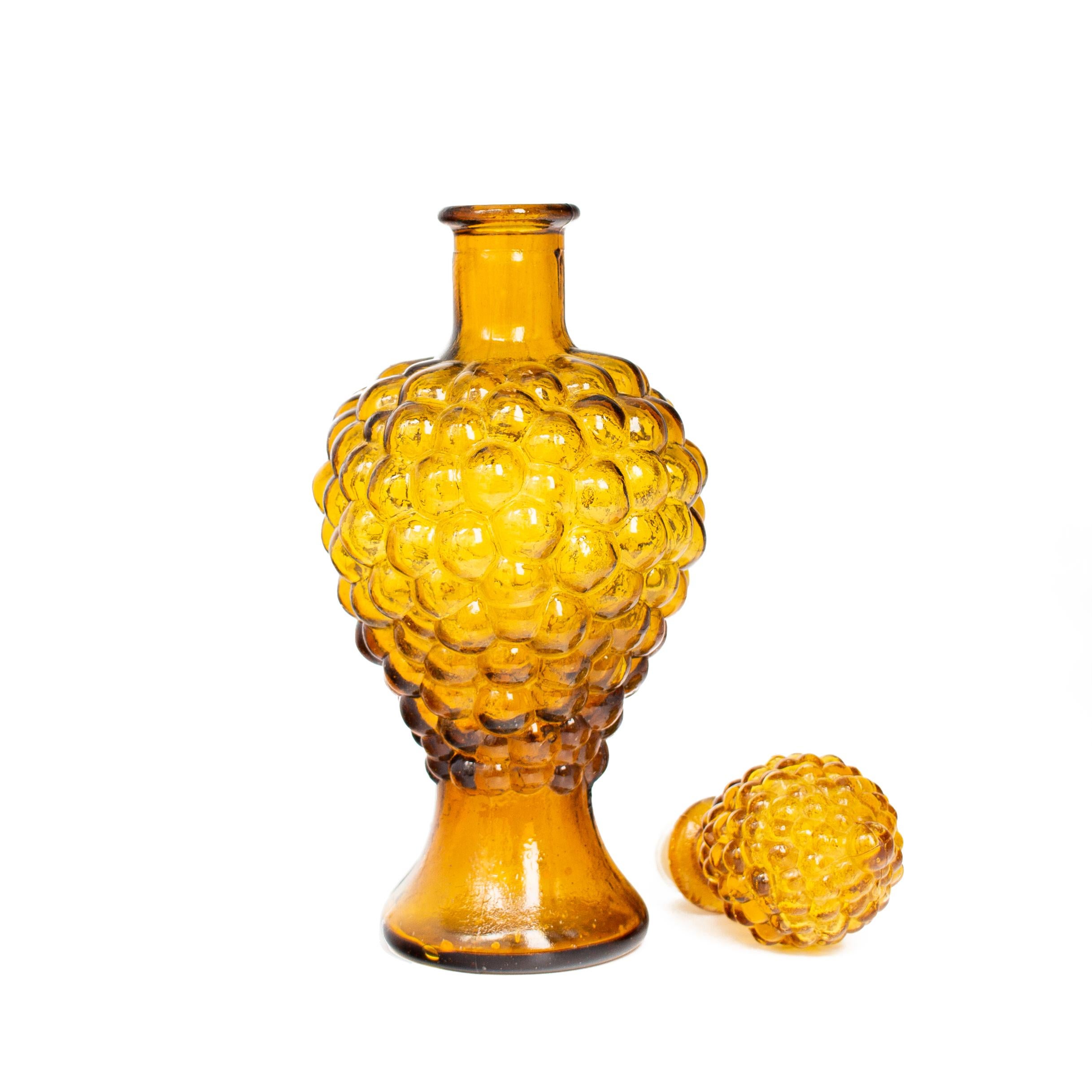 Amber glass decanter bottle by TF Vintage


Made in Taiwan
1960s/1970s

Glass
Amber colored 'grapes' pattern genie bottle. 
All sales are final.

