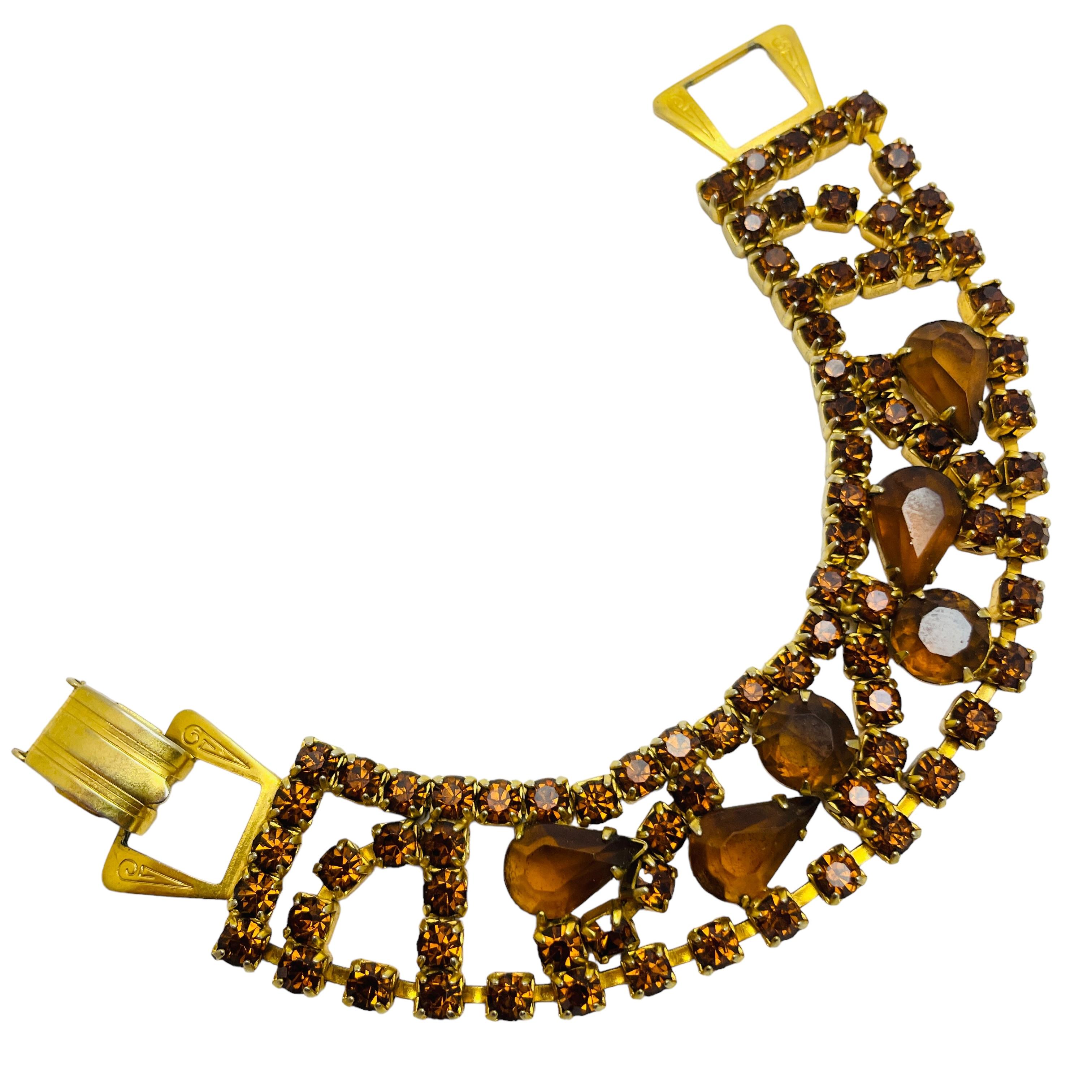 DETAILS

• unsigned

• gold tone with glass stones

• vintage designer bracelet

MEASUREMENTS  

• 

CONDITION

•  very good vintage condition with minimal signs of wear 

 Sku 46

❤️❤️  VINTAGE DESIGNER JEWELRY ❤️❤️

❤️❤️  ALEXANDER’S BOUTIQUE  ❤️❤️