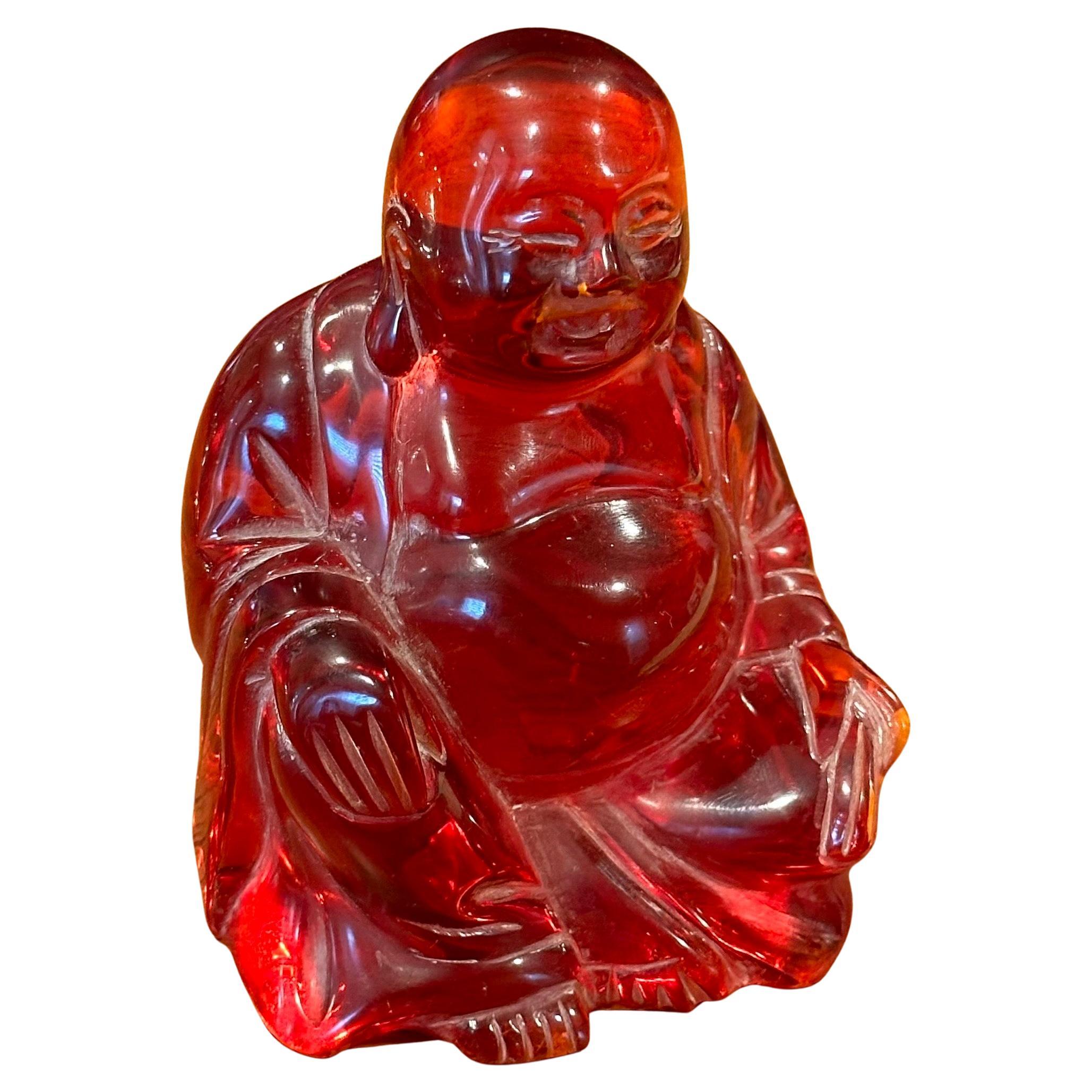 Una scultura vintage in lucite ambrata 
