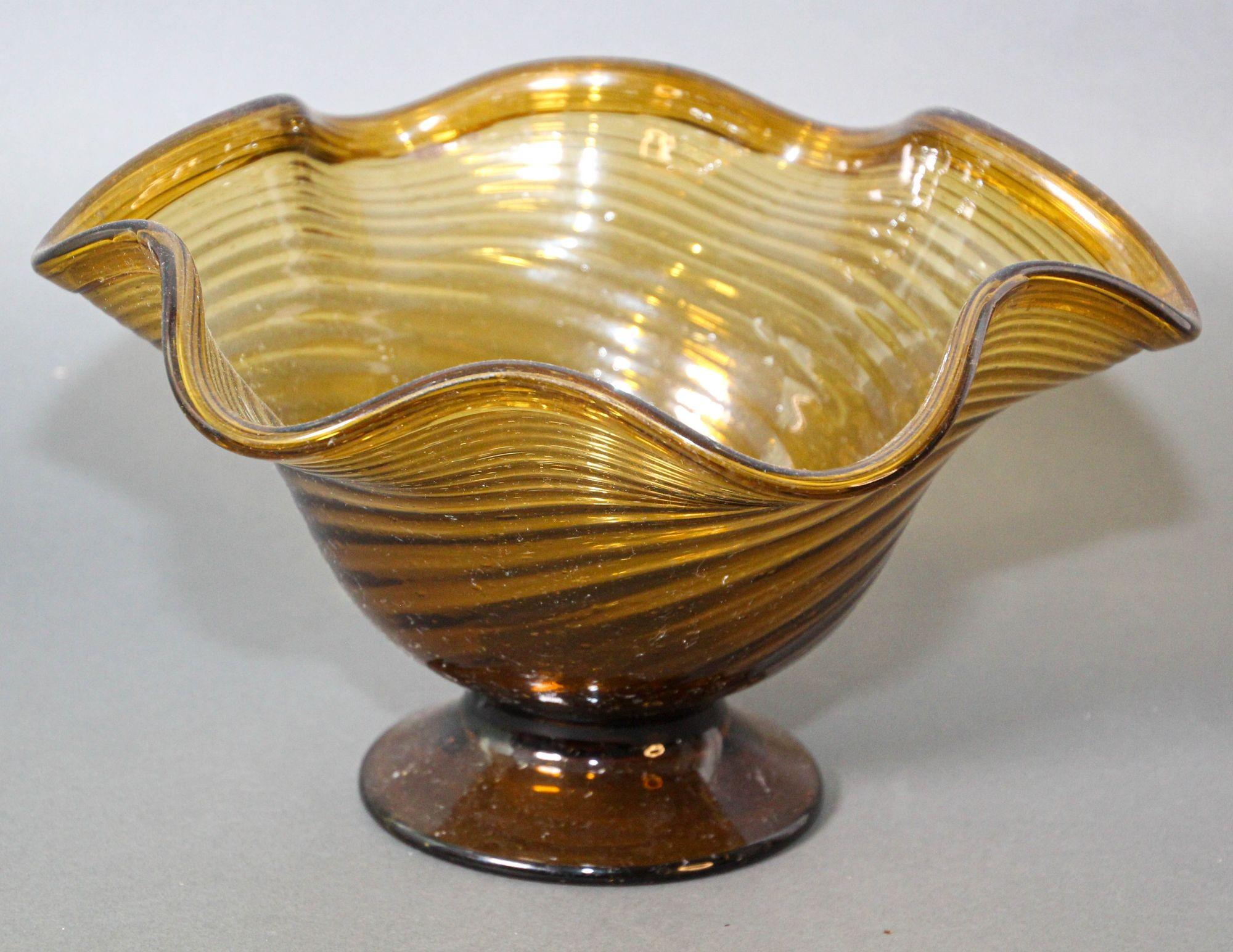 Vintage Amber Murano Art Glass Decorative Footed Fruit Bowl 1960s Italy In Good Condition For Sale In North Hollywood, CA