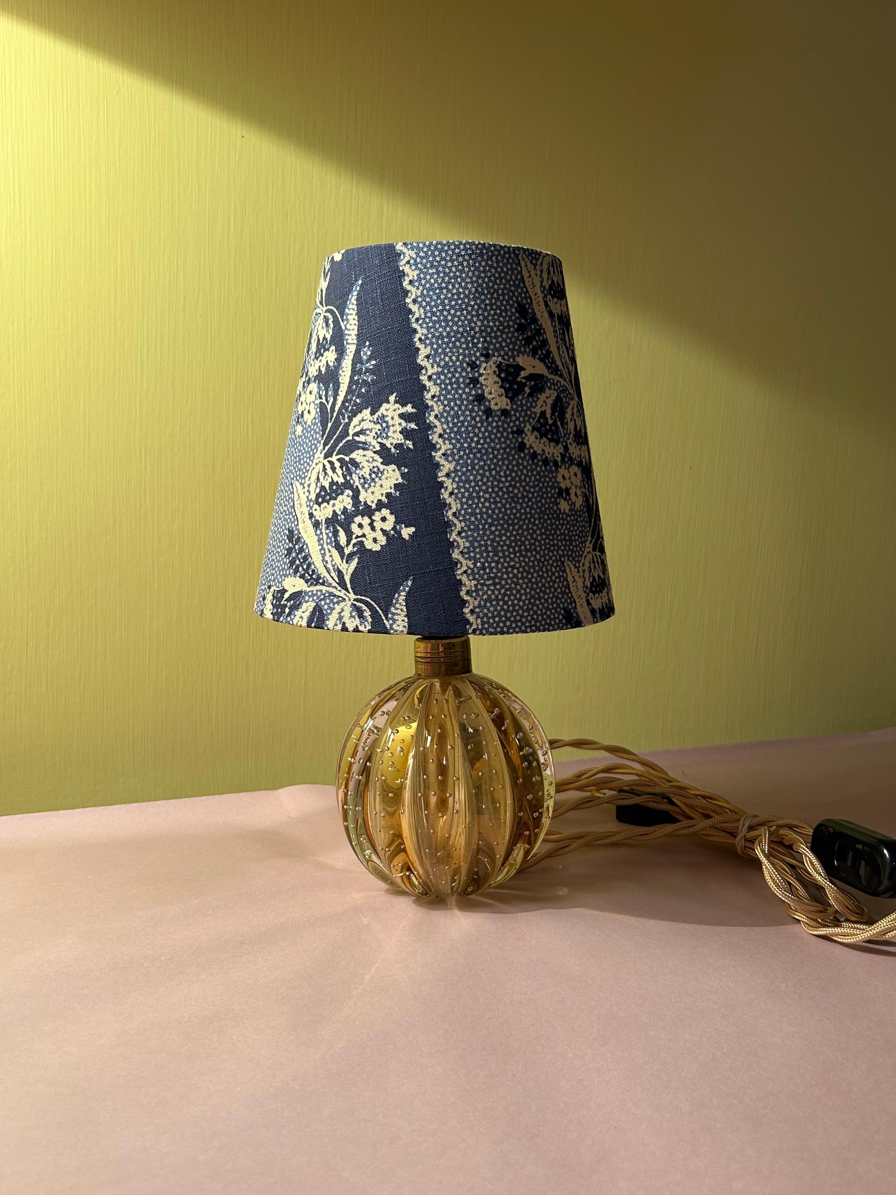 italien Lampe de table Murano ambre vintage avec abat-jour bleu personnalisé, Italie, années 1950 en vente