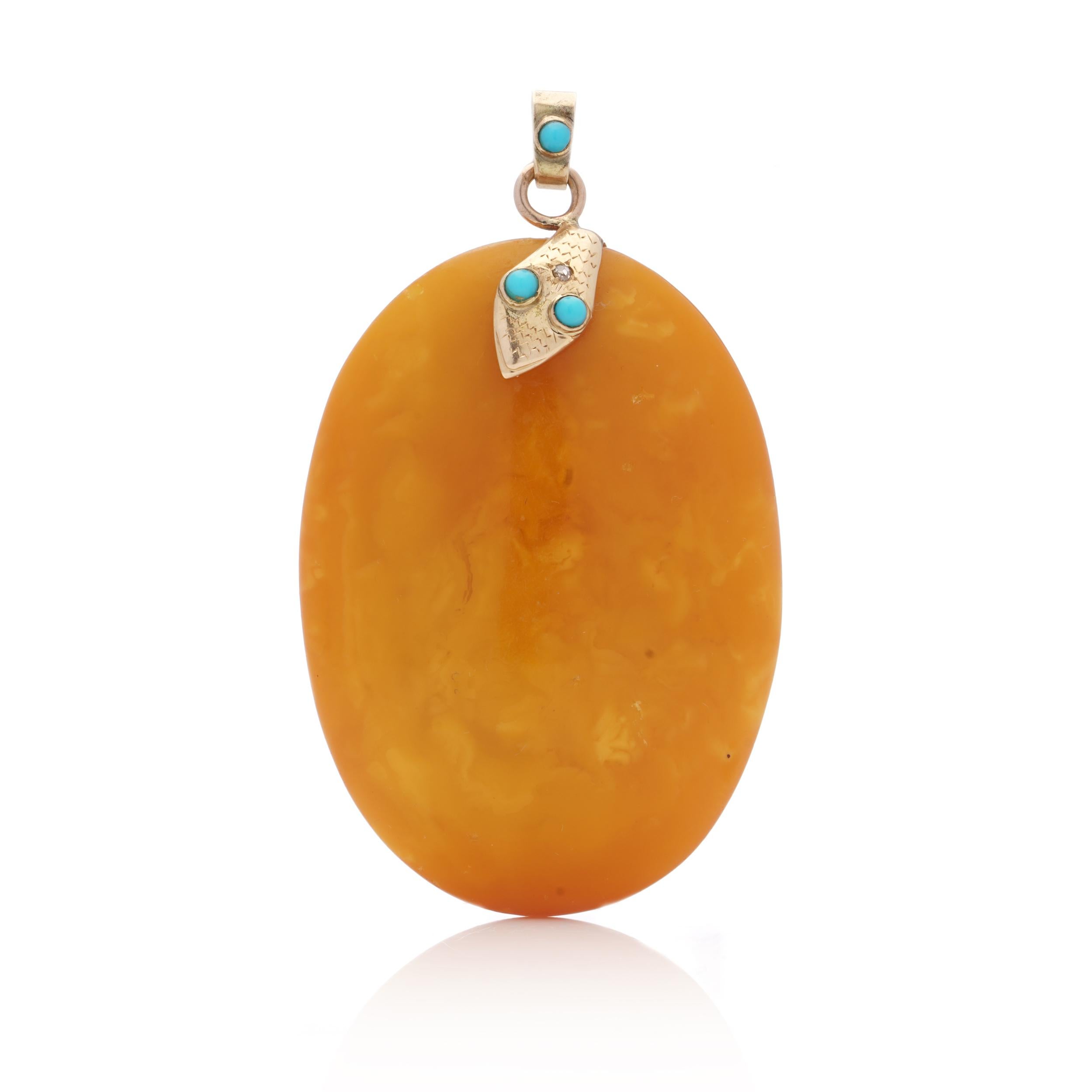Vintage Amber pendant with 9kt. rose gold mount in the shape of a serpent's head, set with turquoise and diamond.

Made in England, 1986
Fully hallmarked.

Dimensions:
Amber size: 6 x 4.2 x 1.5 cm
Weight: 24 grams

Turquoises -
Quantity: 3
Carat